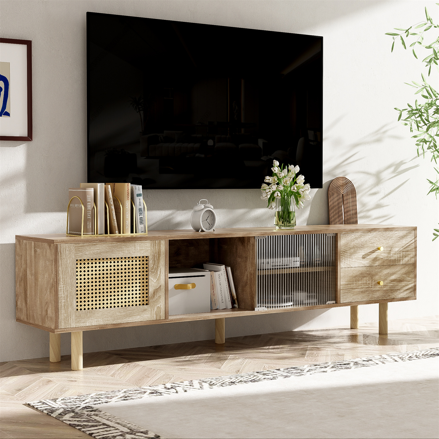 Ein TV-Ständer aus Holz mit Büchern, Deko und einem großen Fernseher. Ein Teppich und Pflanzen vervollständigen das Wohnzimmer.