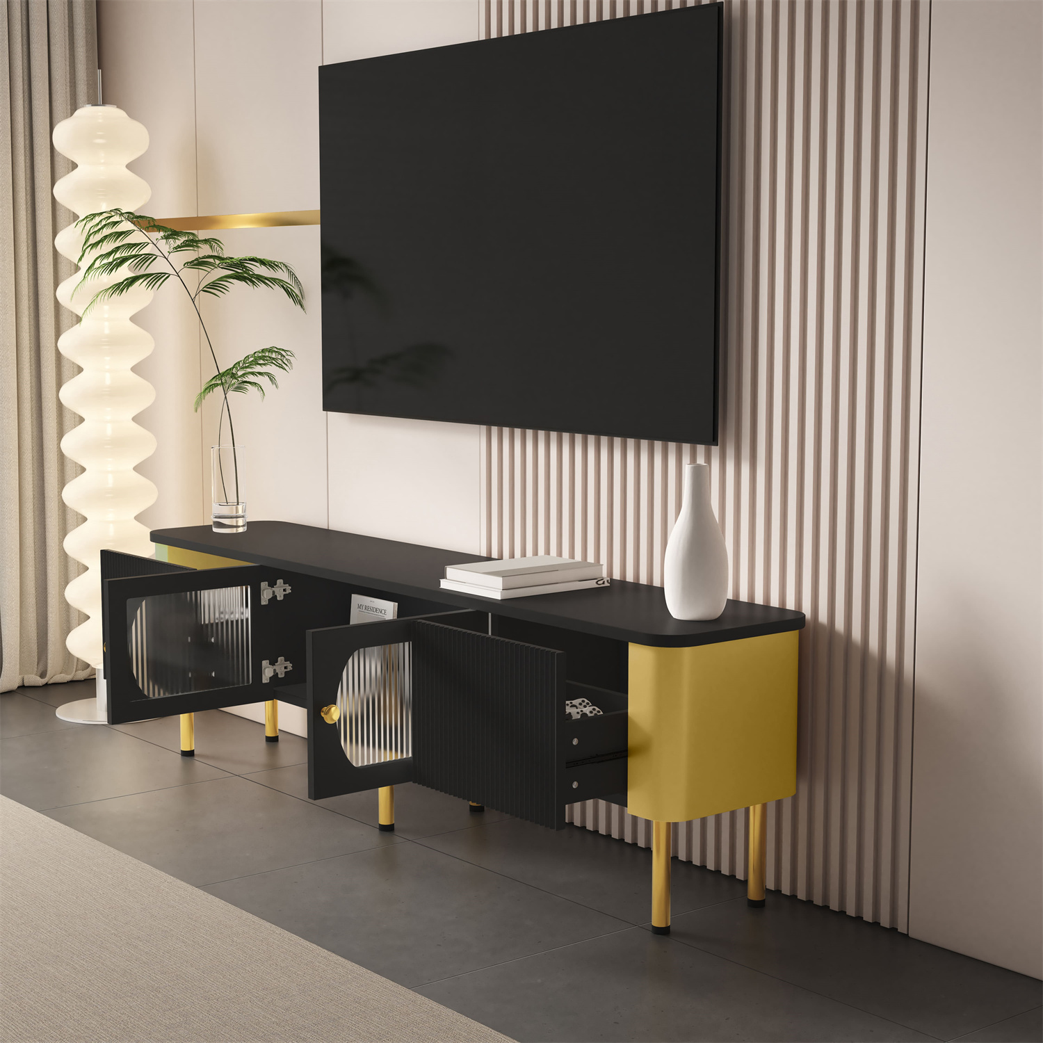 Moderner schwarz-goldener TV-Ständer mit großem Fernseher. Dekoration und Lampe sichtbar.