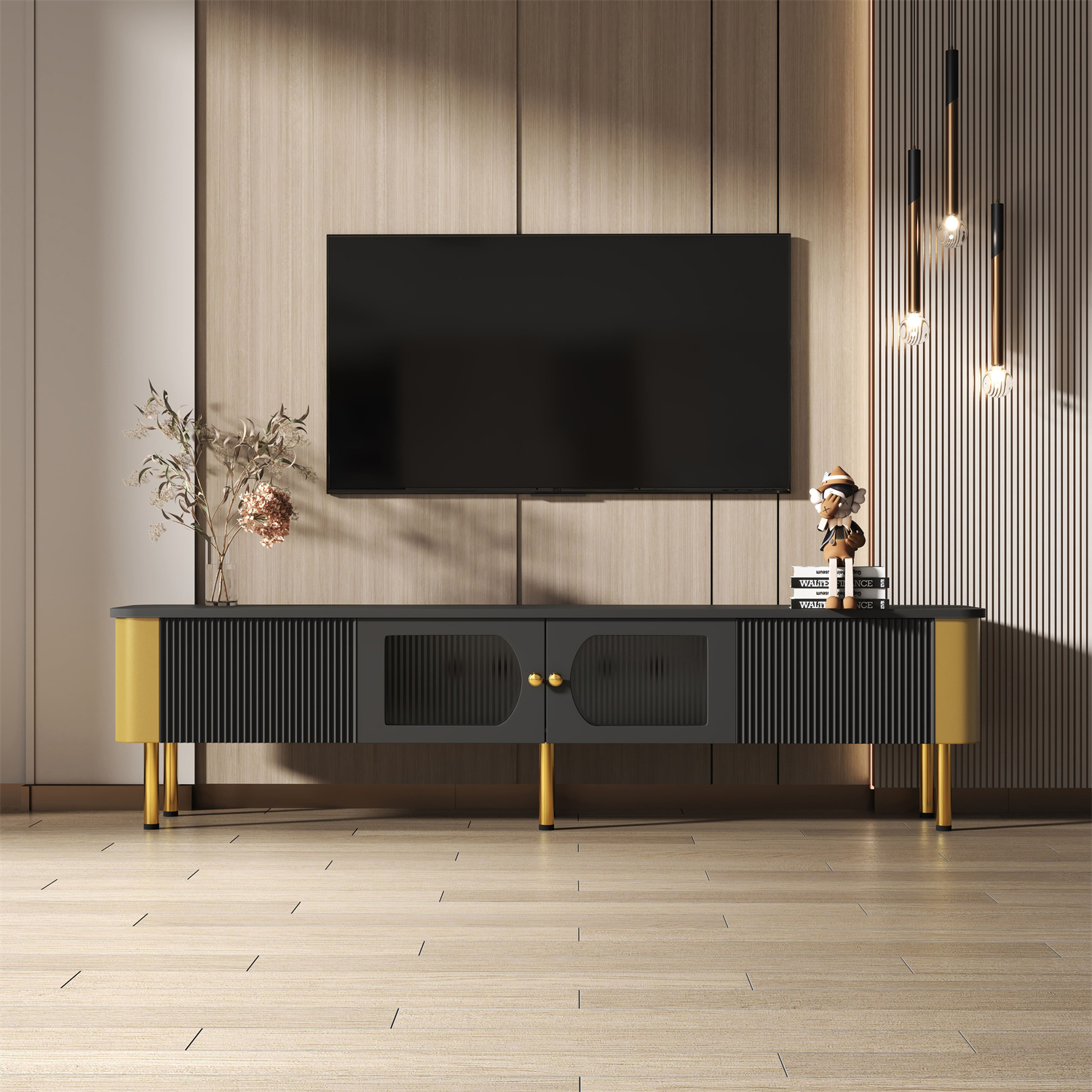 Ein Fernseher auf einem schwarz-goldenen Schrank vor einer holzgetäfelten Wand, mit Dekoration.