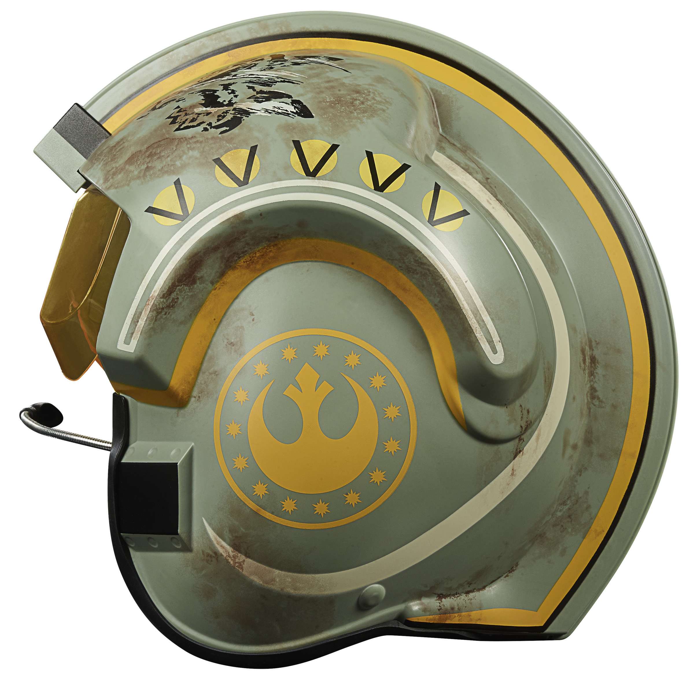 Un casco de Star Wars desgastado, verde oliva con detalles y marcas amarillas.