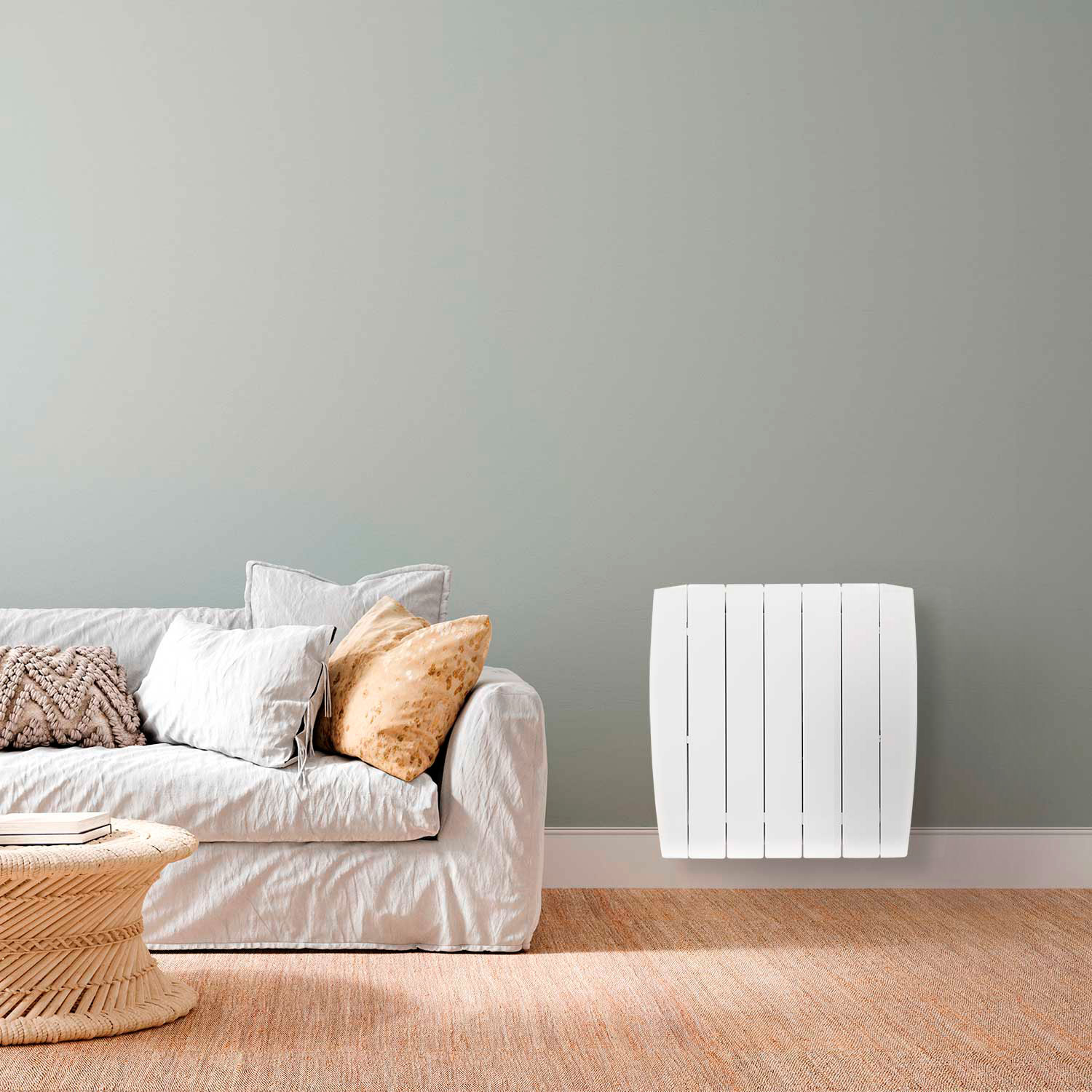 Calentador blanco moderno en una pared verde claro. Sofá blanco y almohadas a la izquierda.