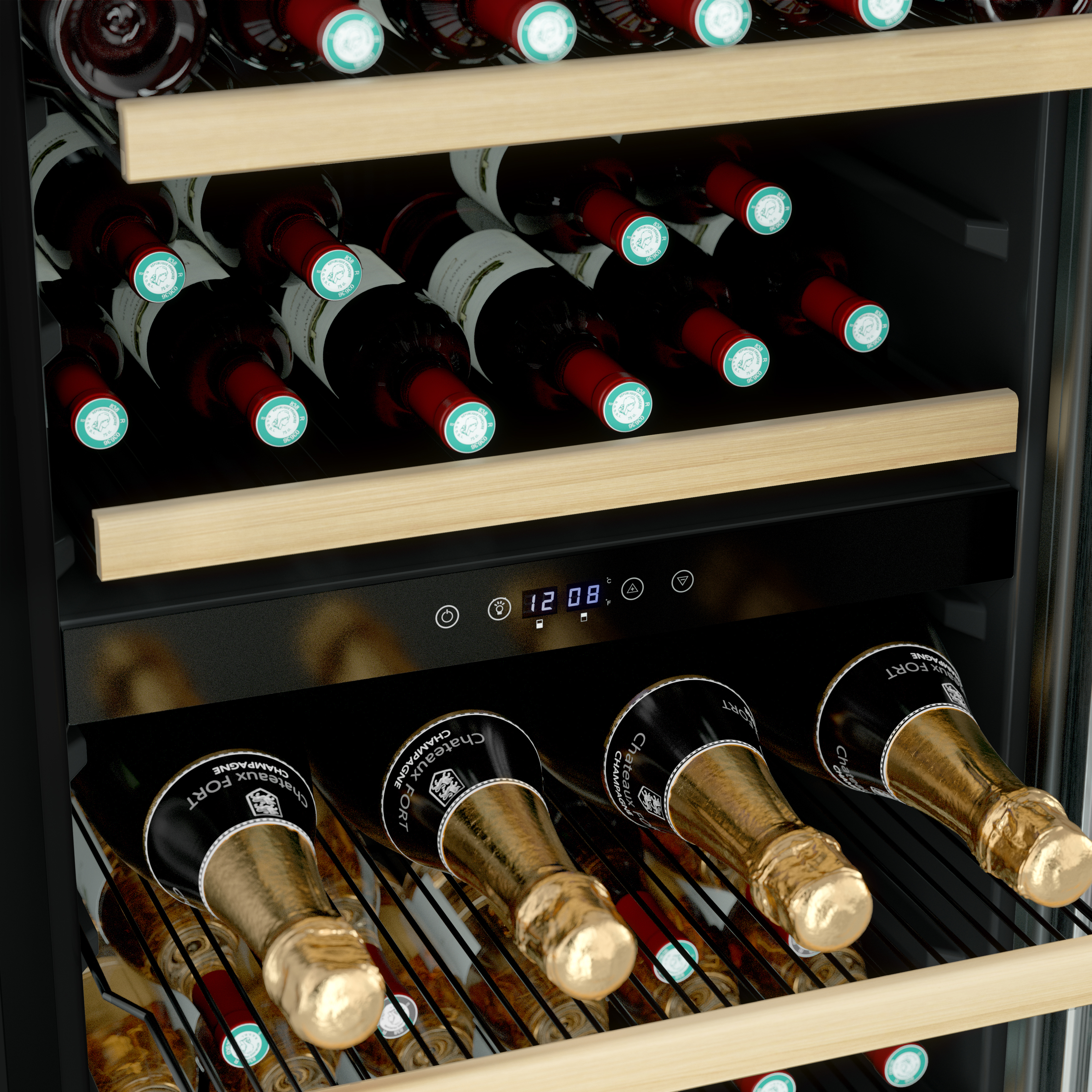 Weinkühler mit Flaschen Rotwein und goldfoliertem Champagner auf Holzregalen, in dunklem Innenraum.