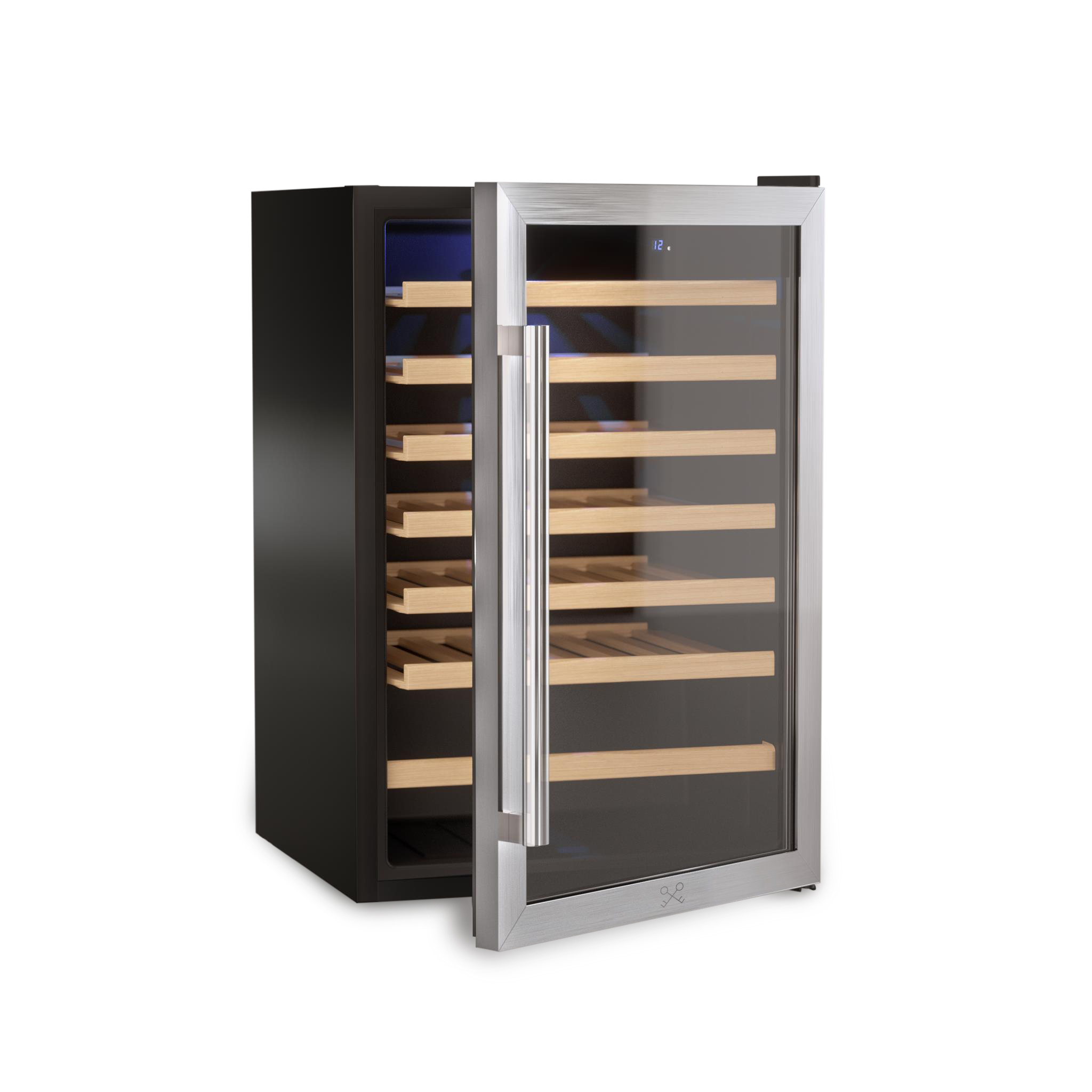 Weinkühler mit offener Glastür, Holzregalen, Edelstahlgriff, weißer Hintergrund.