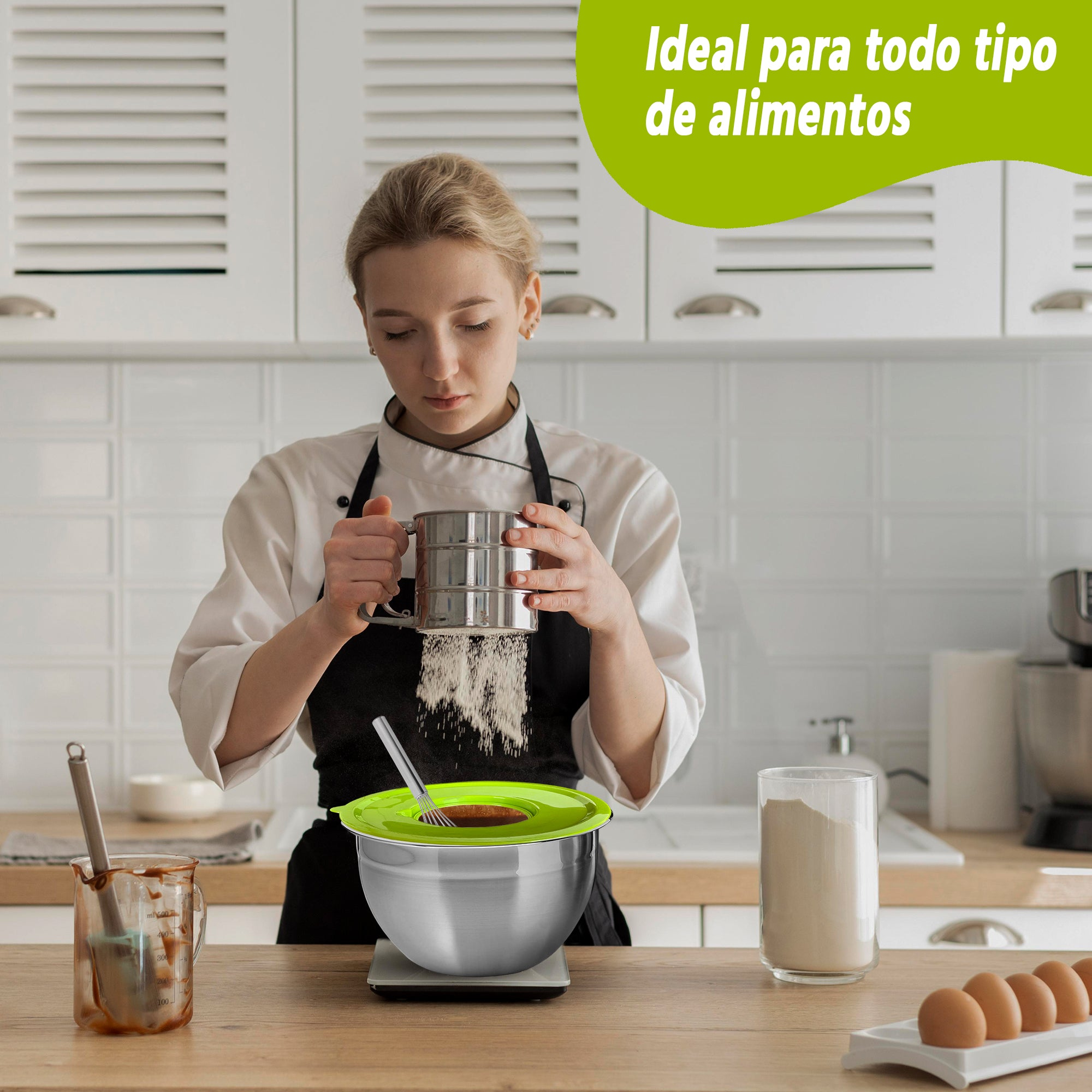 Una mujer tamizando harina en un bol mezclador en un entorno de cocina.