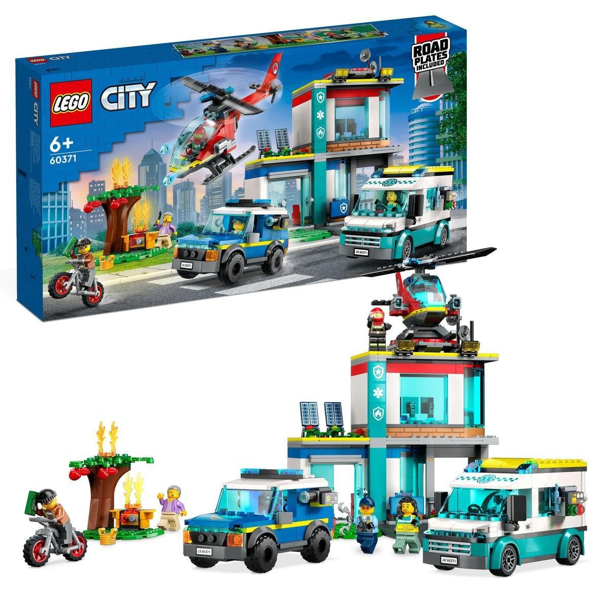 Un set Lego City con ospedale, veicoli e minifigure, esposto nella scatola e assemblato.