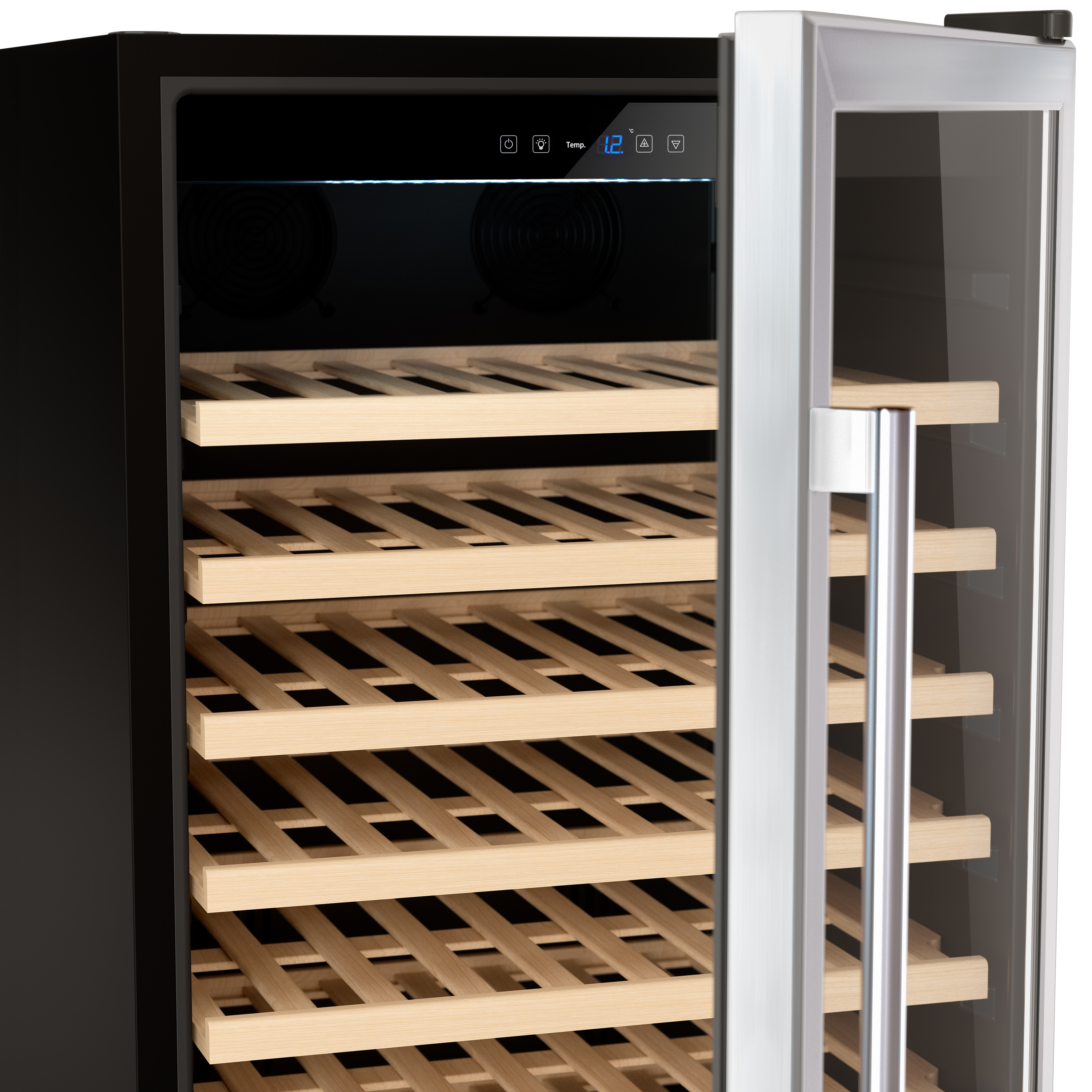 Innenraum eines Weinkühlschranks mit Holzregalen. Tür offen, Regale sichtbar, schwarze Rückwand.