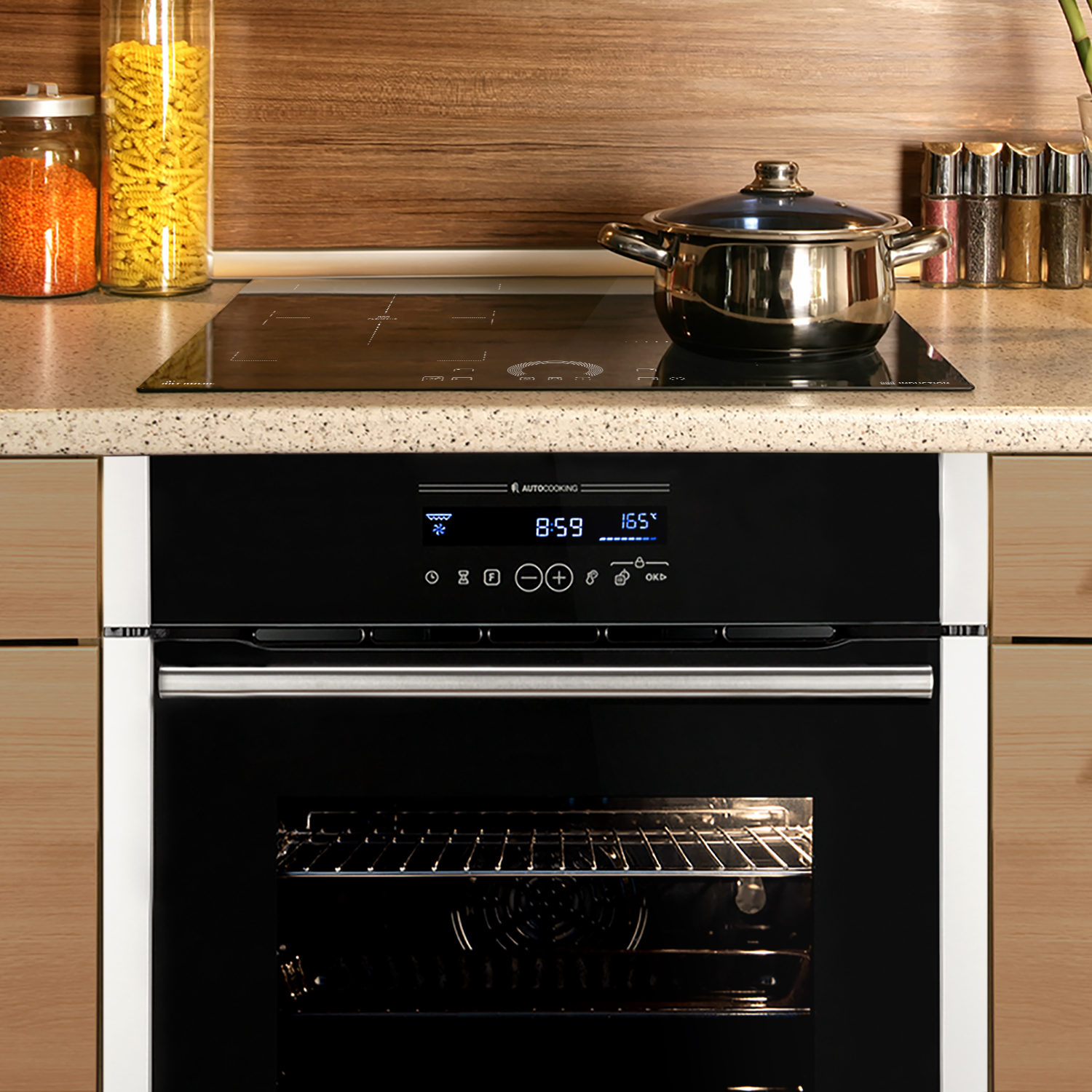 Schwarzer Backofen mit Digitalanzeige mit Zeit und Temperatur, mit Topf auf Kochfeld.