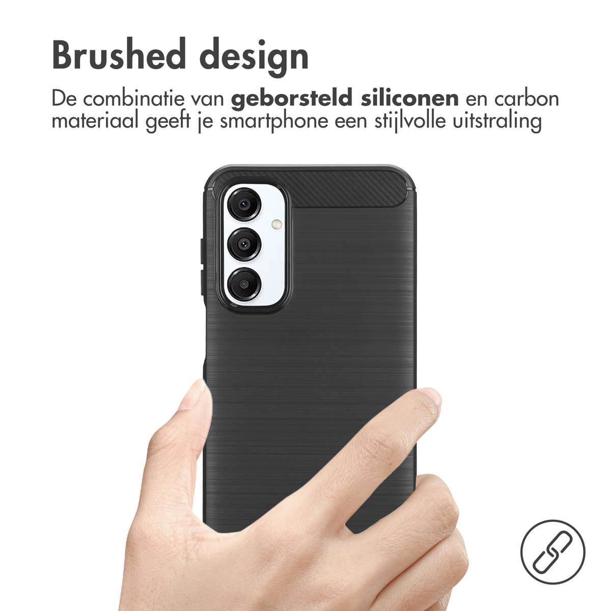 Hand die een zwarte telefoonhoes vasthoudt met een geborsteld design. De hoes zit op de telefoon.