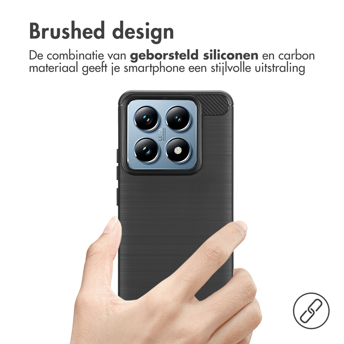 Een hand die een smartphone vasthoudt, zwarte hoes. Afbeelding toont de achterkant van de telefoon.