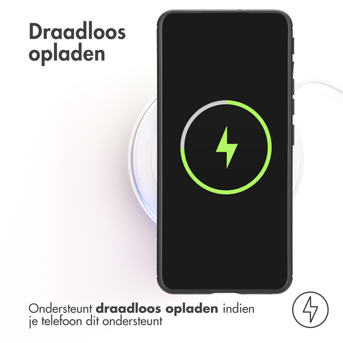 Zwarte telefoon draadloos opladen op een wit oplaadpad. Groene bliksemschicht.