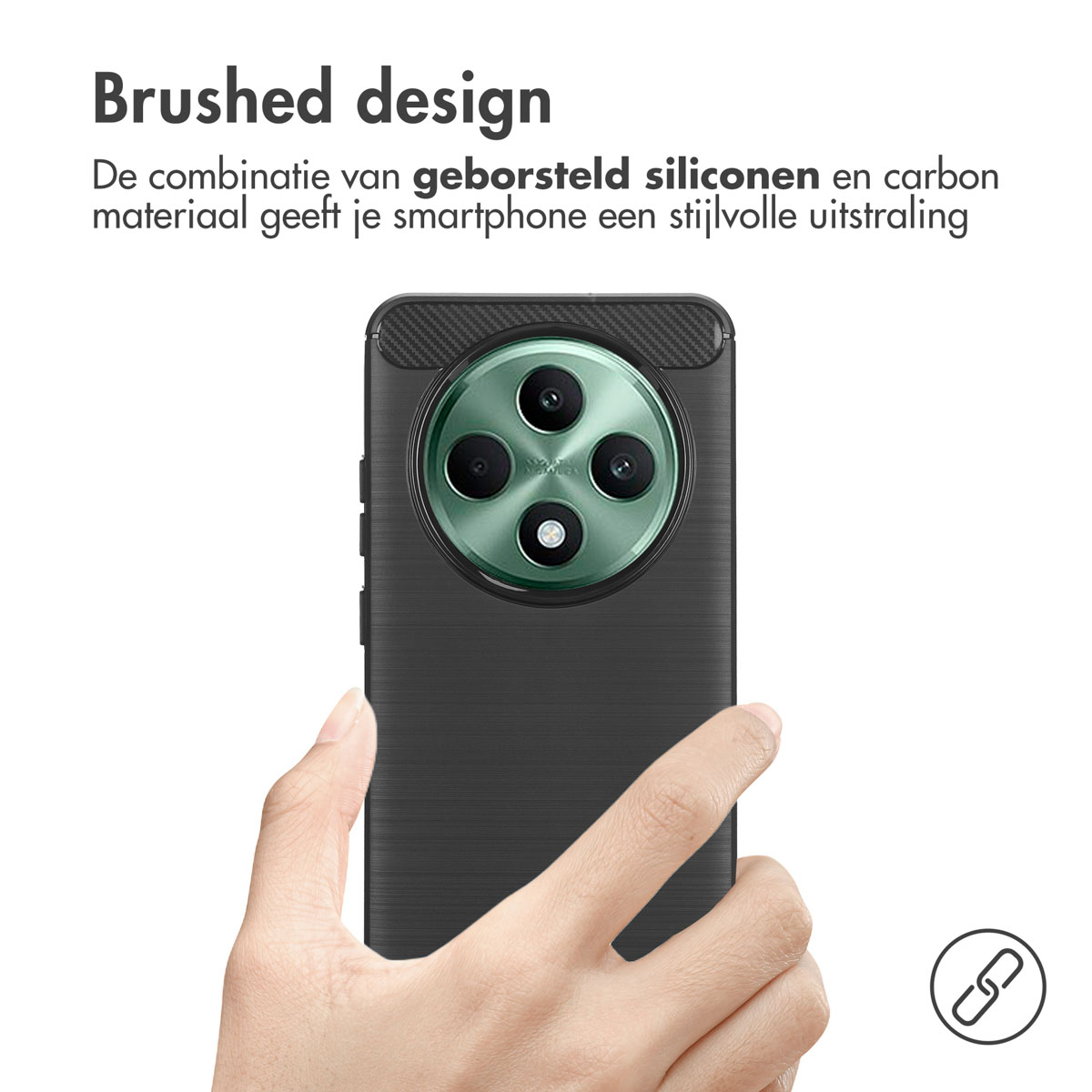 Een hand die een zwarte telefoonhoes vasthoudt op een zwarte achtergrond. De tekst stelt dat de hoes een geborsteld ontwerp heeft.