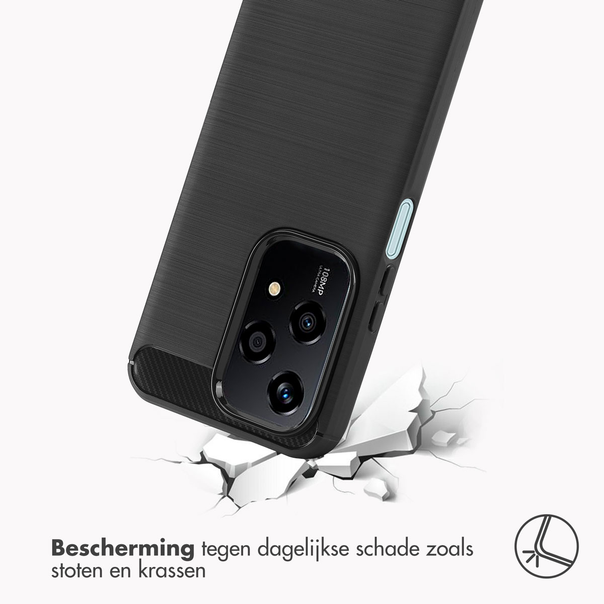 Coque de téléphone noire sur fond blanc. La coque est au sol et à côté d'une surface blanche brisée.