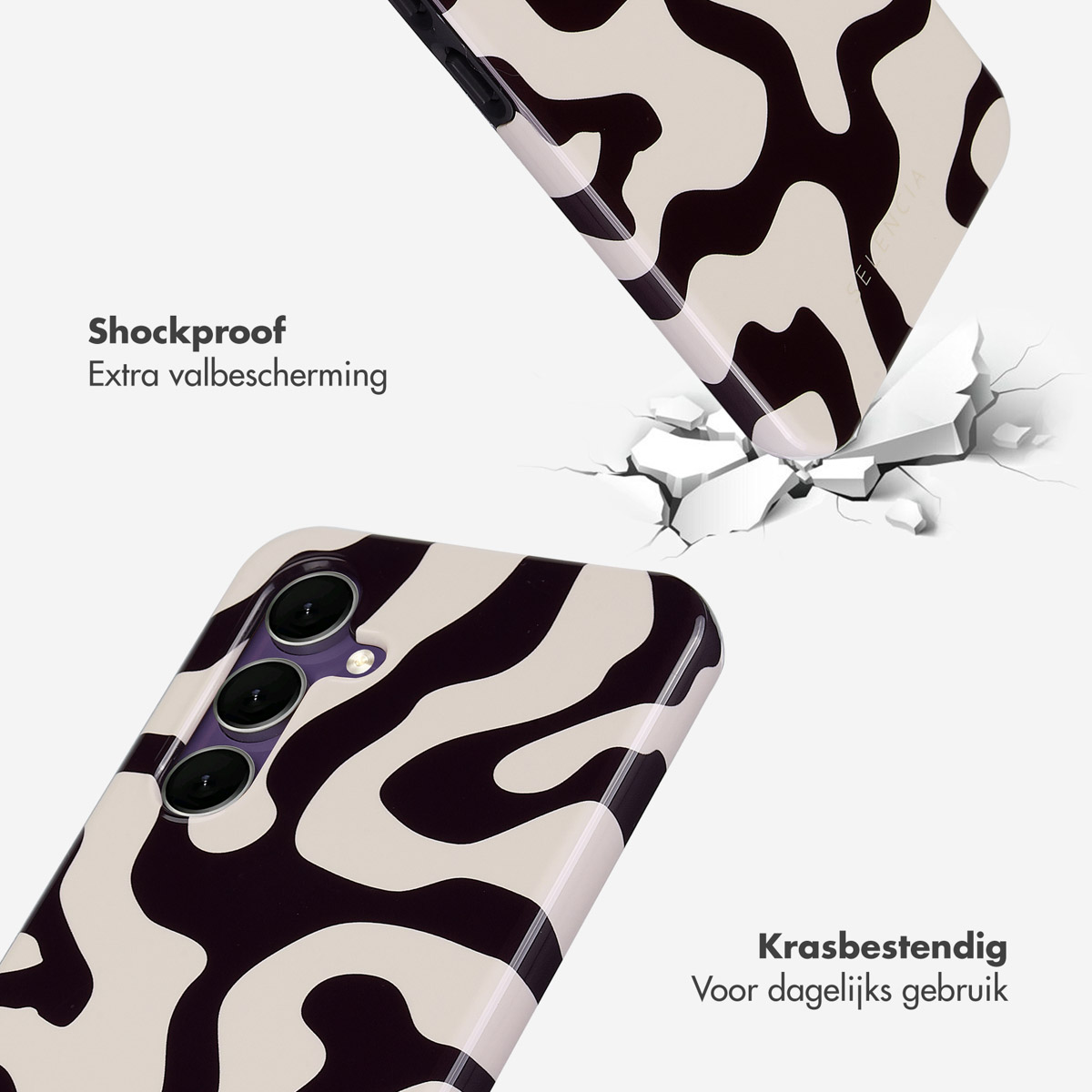 Telefoonhoesje met zebrapatroon. De telefoonhoes staat links en bovenop. Wit en zwart design.