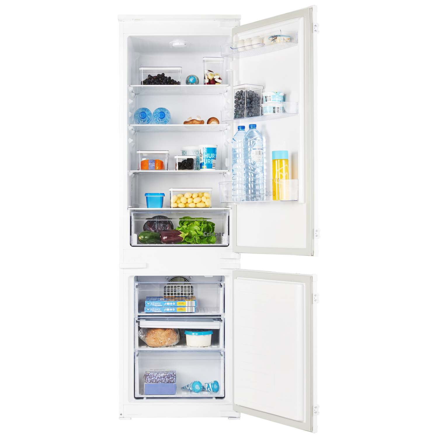 Frigorifero bianco con due porte aperte, pieno di generi alimentari su sfondo bianco.