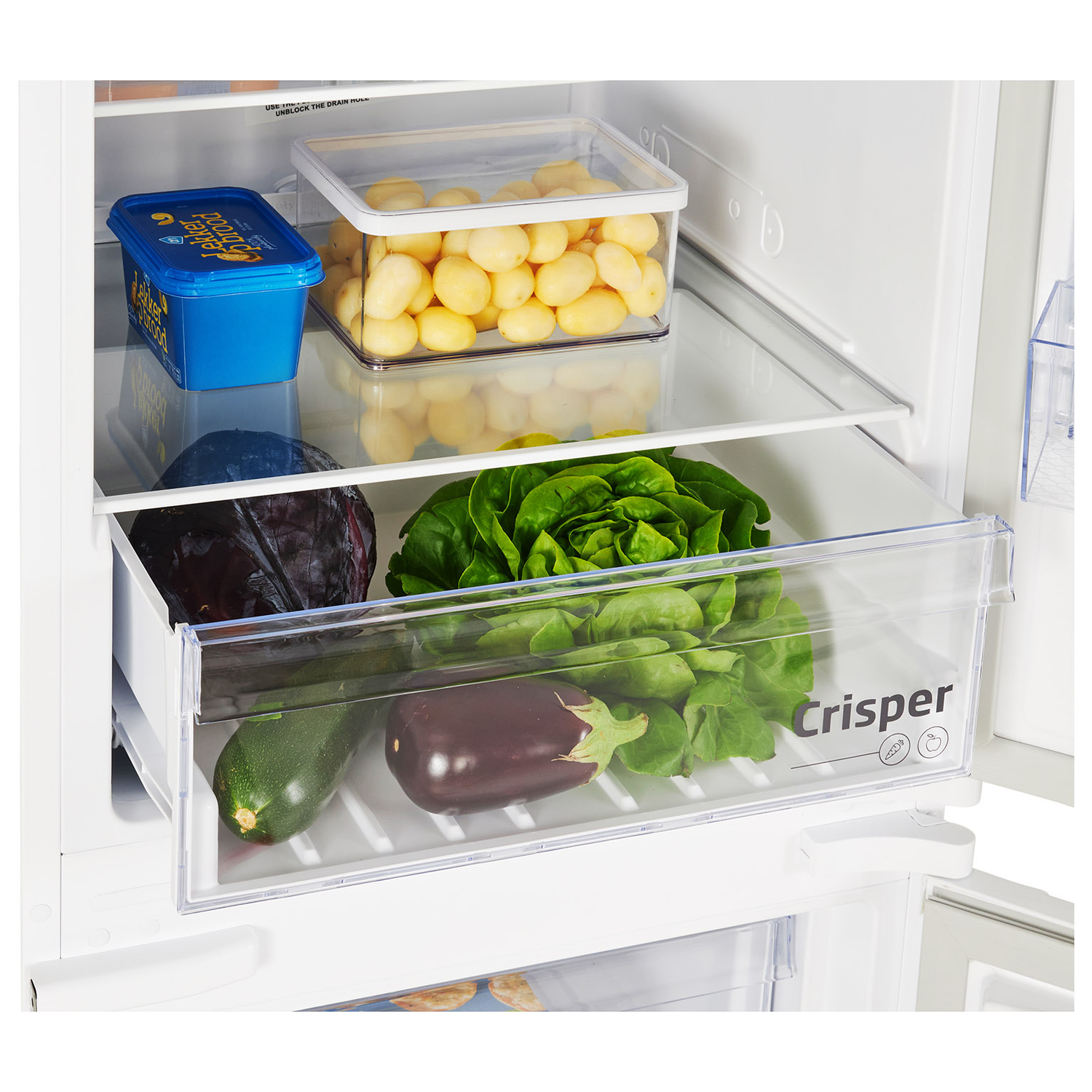 Cassetto verdura frigo. Contenitore burro blu e patate gialle.