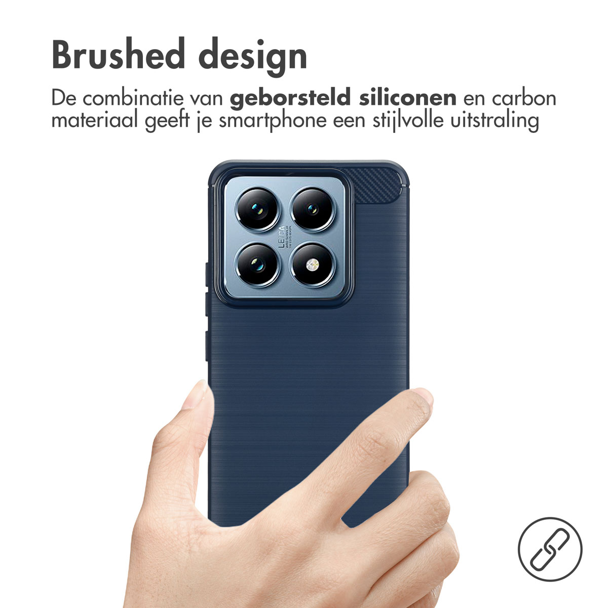 Coque de téléphone bleue avec dos texturé. Une main tient la coque. Texte : "Brushed design".