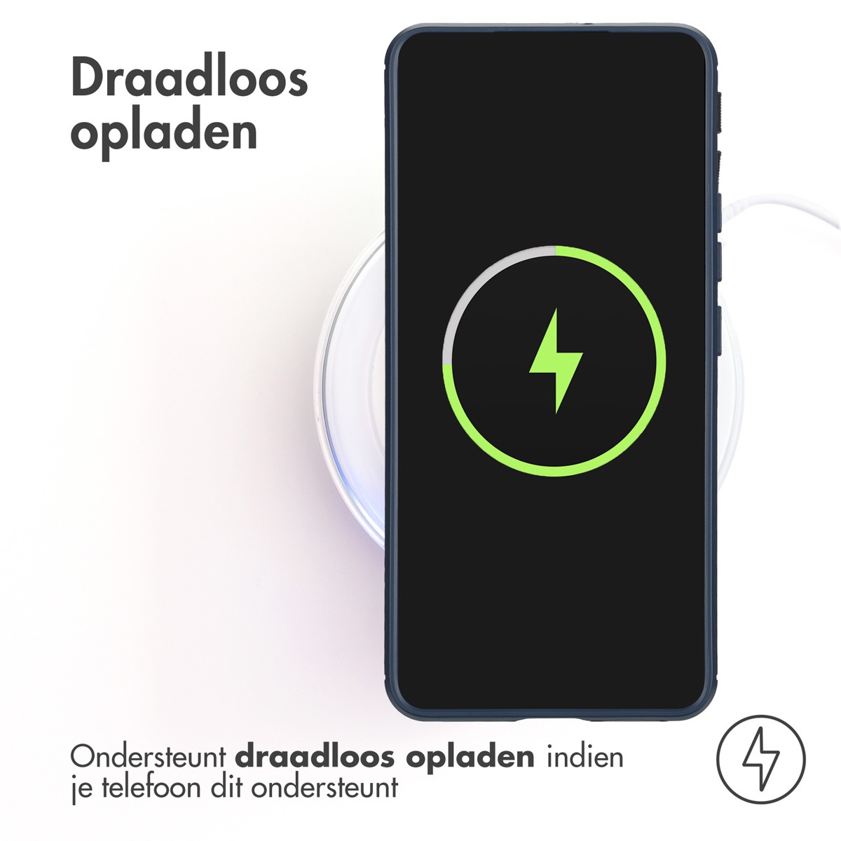 Un téléphone se chargeant sans fil, avec une icône d'éclair vert sur l'écran.