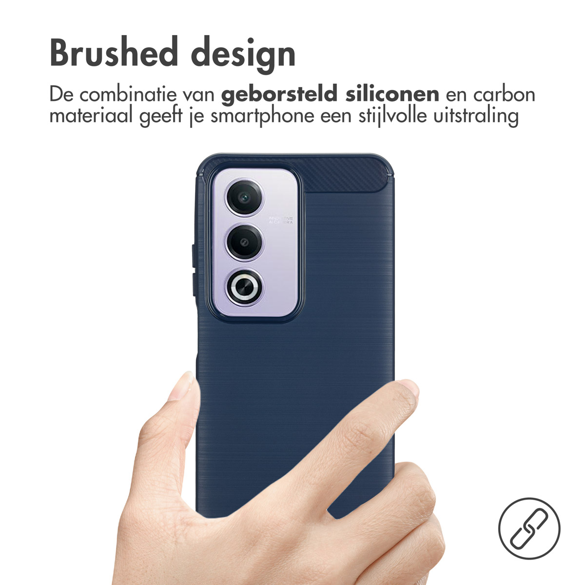 Hand die een blauwe telefoonhoes vasthoudt met een getextureerde achterkant. Tekst op de hoes zegt 'Brushed design'.