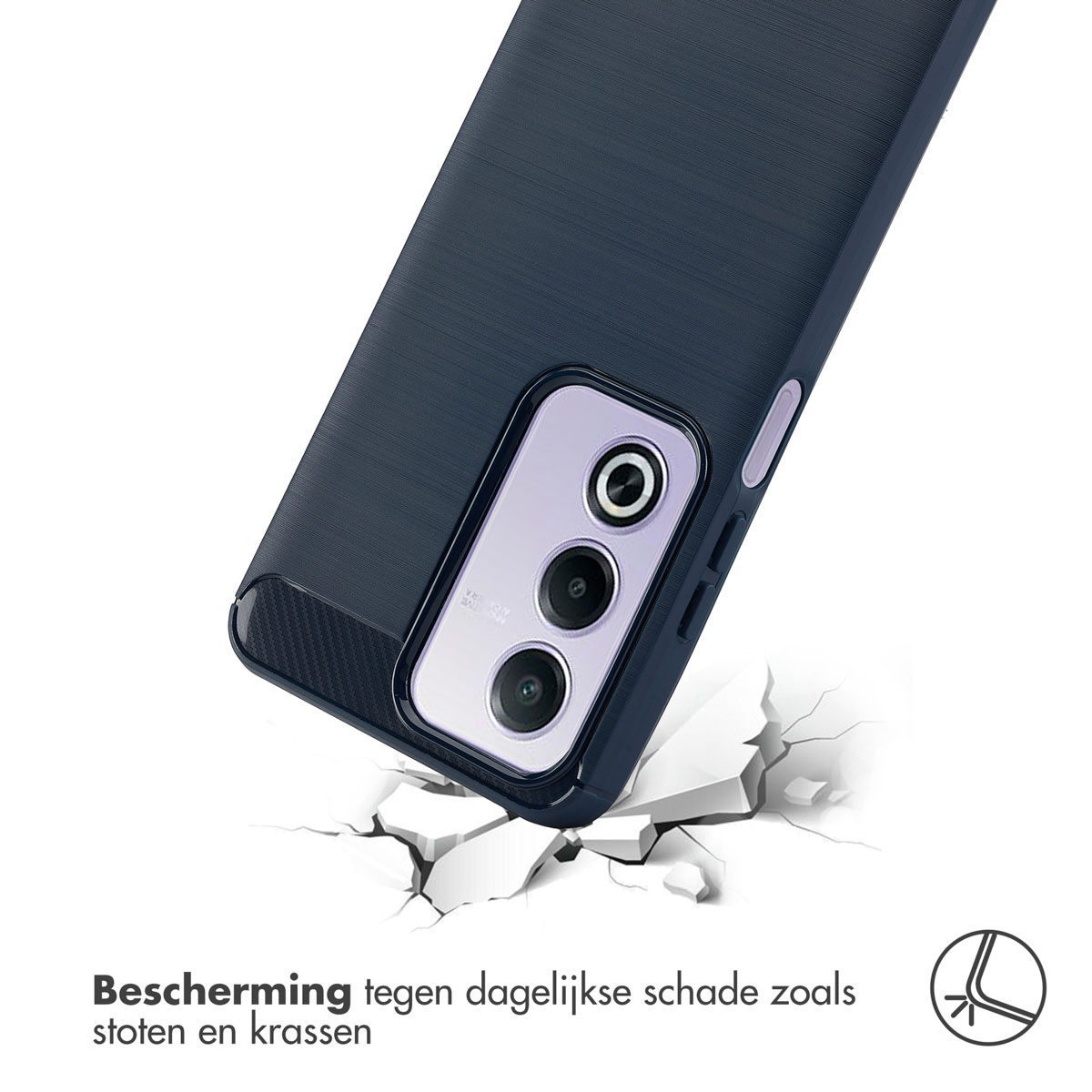 Blauwe telefoonhoes met geborstelde metaaltextuur, liggend op witte gebroken stukken.