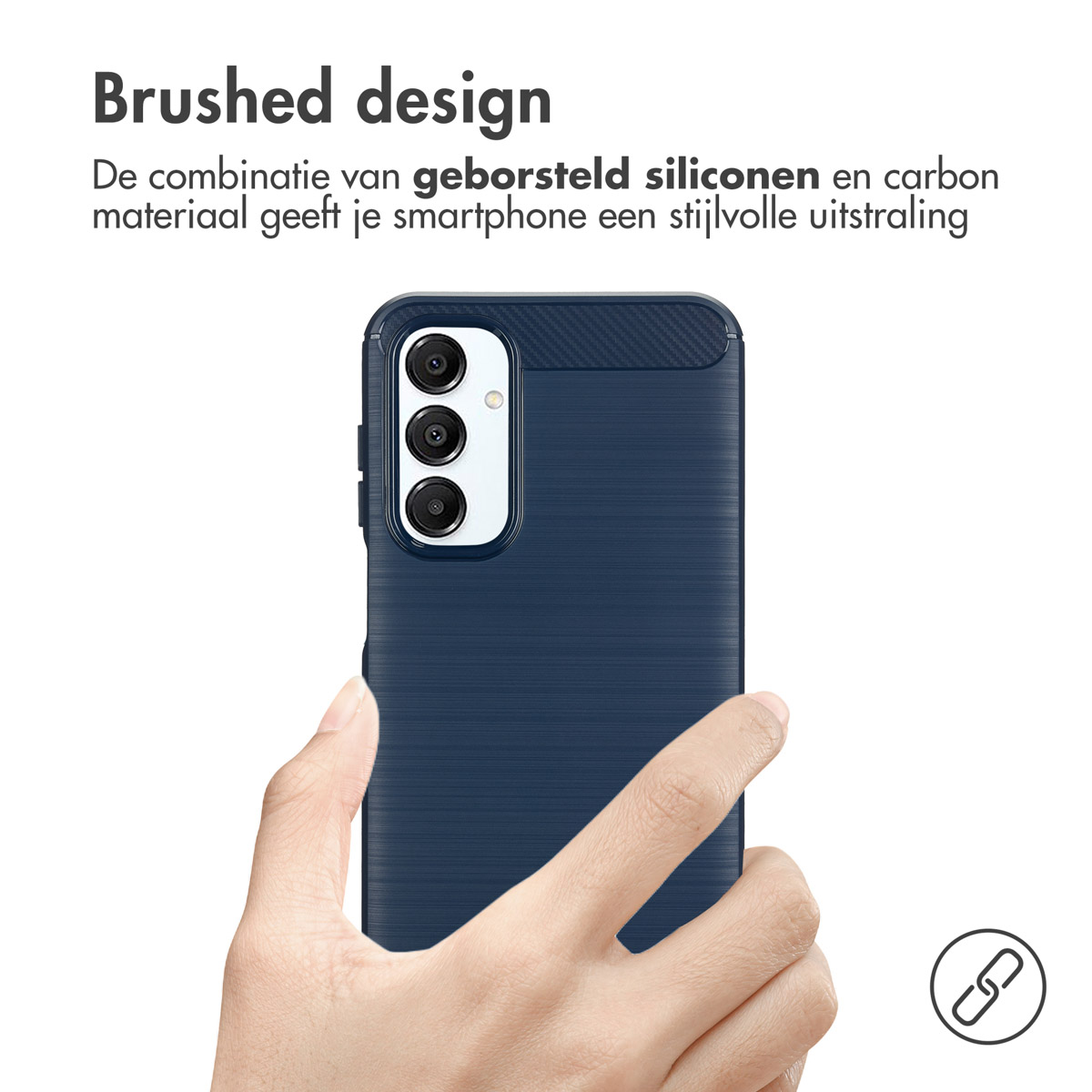 Smartphone dans une coque bleue, tenu par une main, texte sur le design brossé.