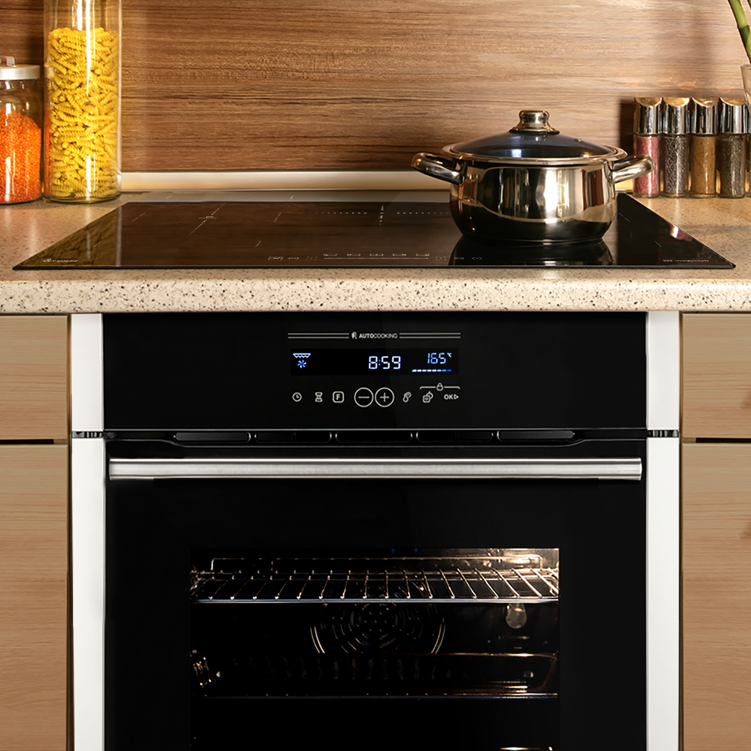 Eine Küchenszene mit schwarzem Backofen und Kochfeld, Gläsern und einem Edelstahlkochtopf, digitales Display.