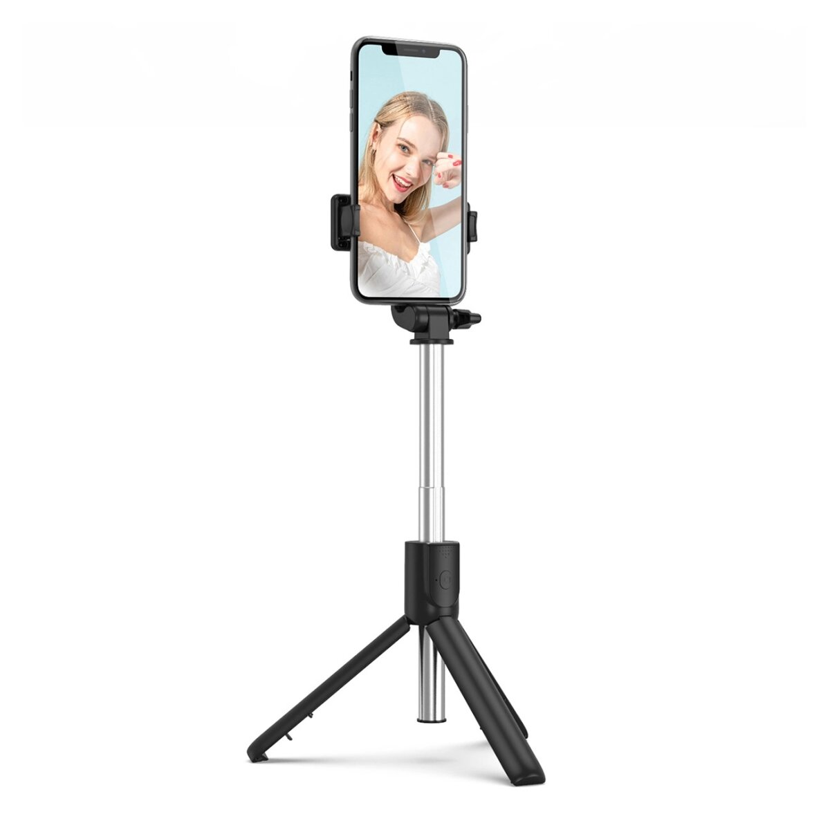 Selfie-Stick mit befestigtem Telefon, das eine lächelnde Frau auf weißem Hintergrund zeigt.