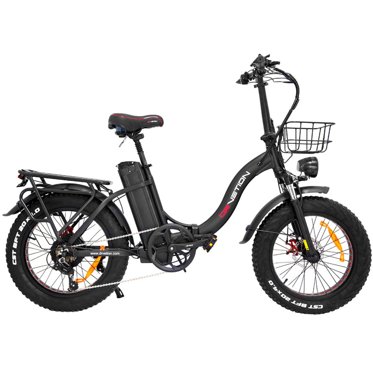 Bicicletta elettrica nera con pneumatici larghi e un cestino. Sfondo bianco.