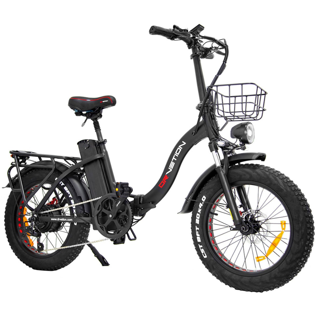 Bicicletta elettrica nera con cestino, luci e pneumatici grandi su sfondo bianco.