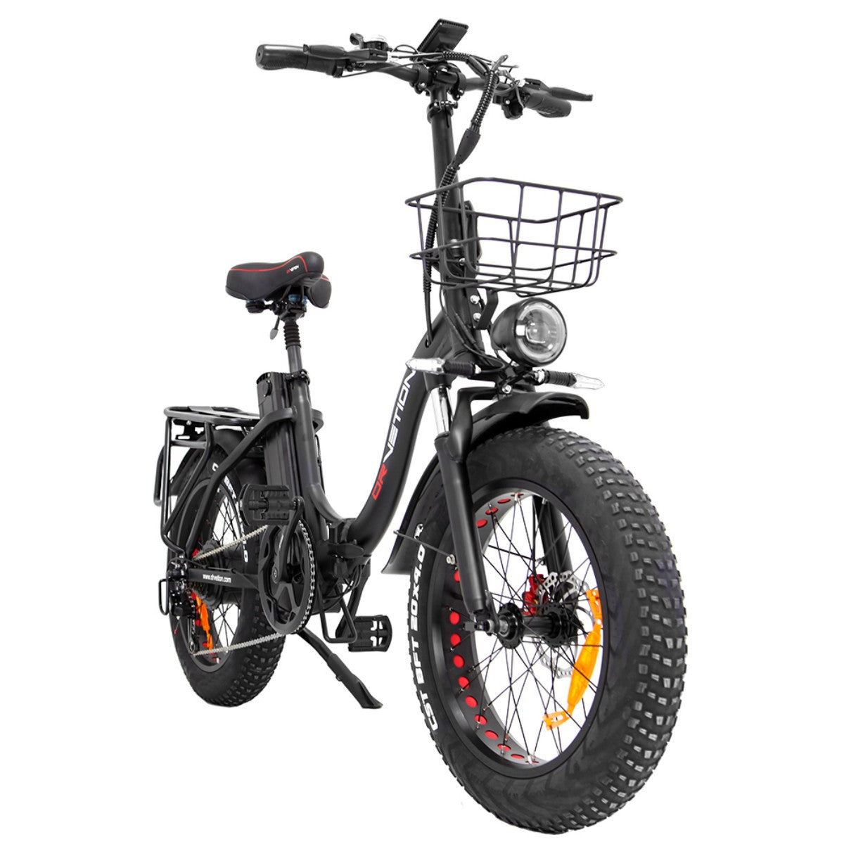 Bicicletta elettrica nera con pneumatici larghi, cestino e faro. Su sfondo bianco.