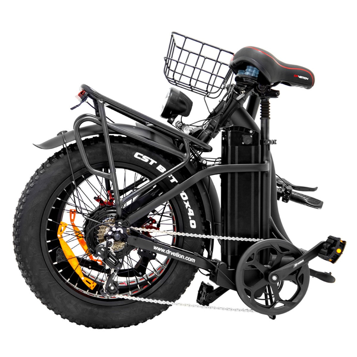 Una bici elettrica pieghevole nera e argento è mostrata di lato. Ha un cestino e un sedile nero.