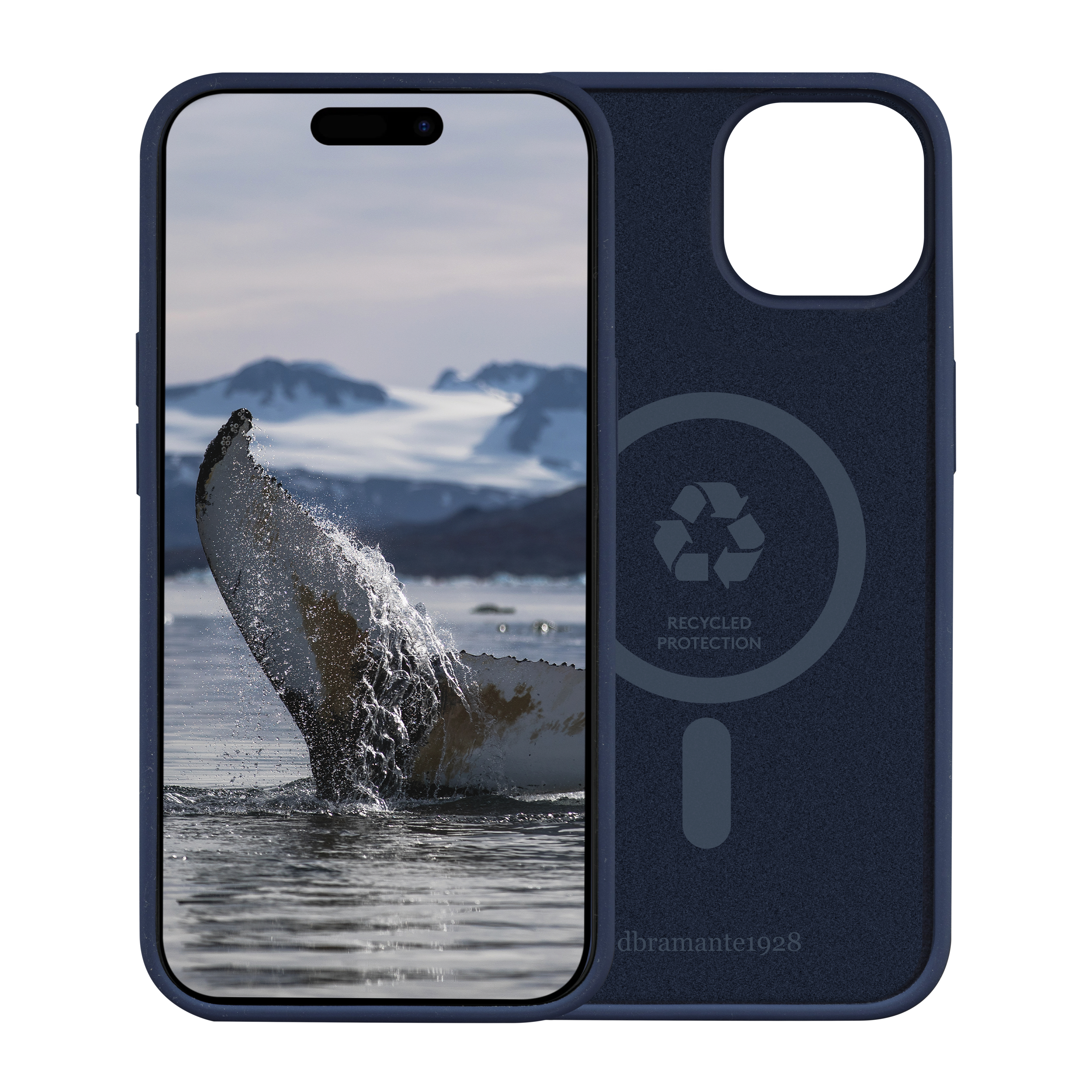 Una custodia per telefono con una coda di balena nell'acqua. La custodia è blu scuro con un logo di riciclo.