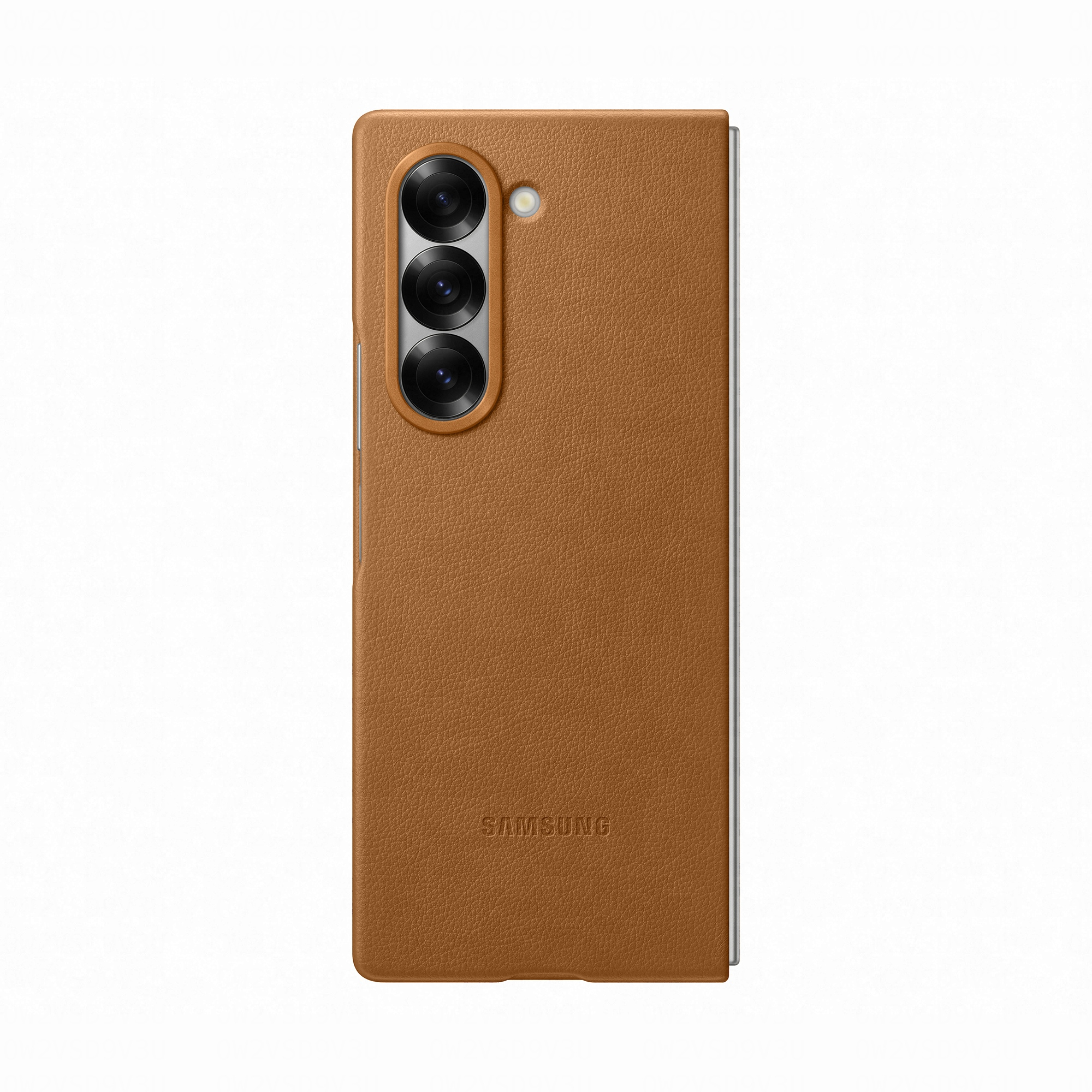 Un étui de téléphone en cuir marron. Il entoure un téléphone avec trois caméras arrière. Samsung est imprimé.