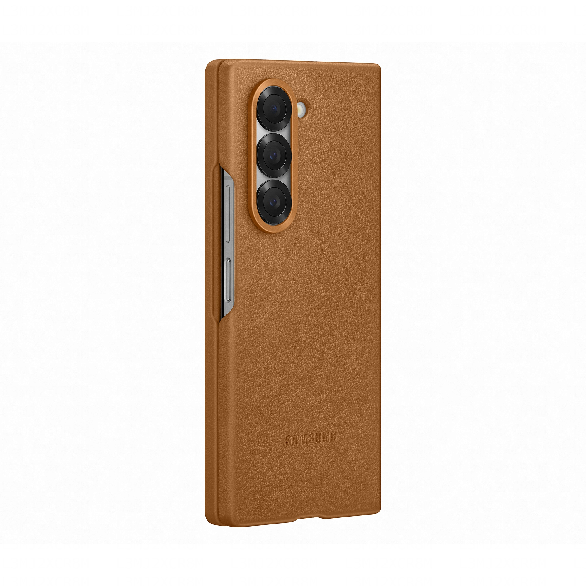 Coque de téléphone marron avec trois objectifs et un bouton latéral argenté, isolée sur blanc.