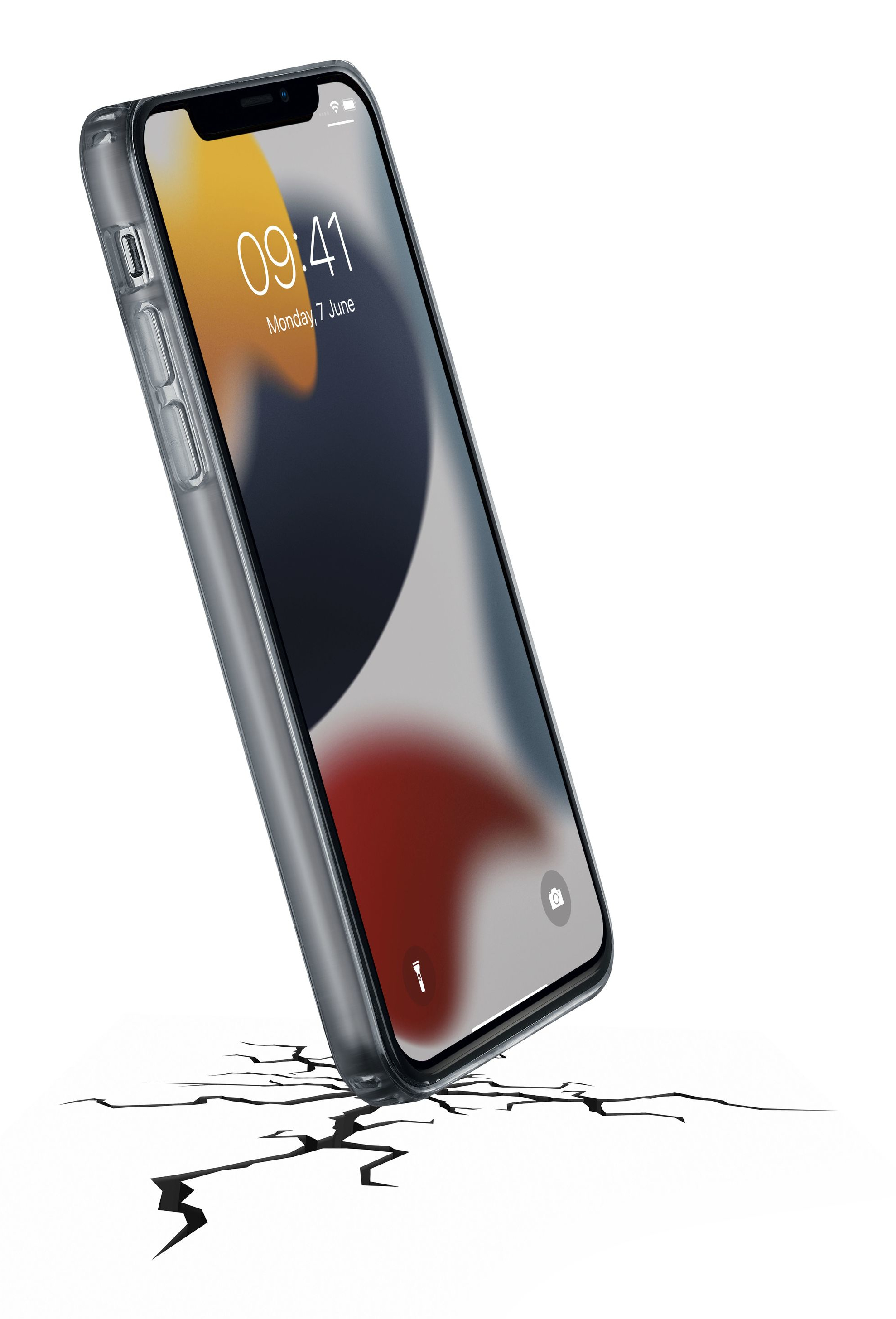 Teléfono plateado en funda transparente, inclinado, suelo agrietado.