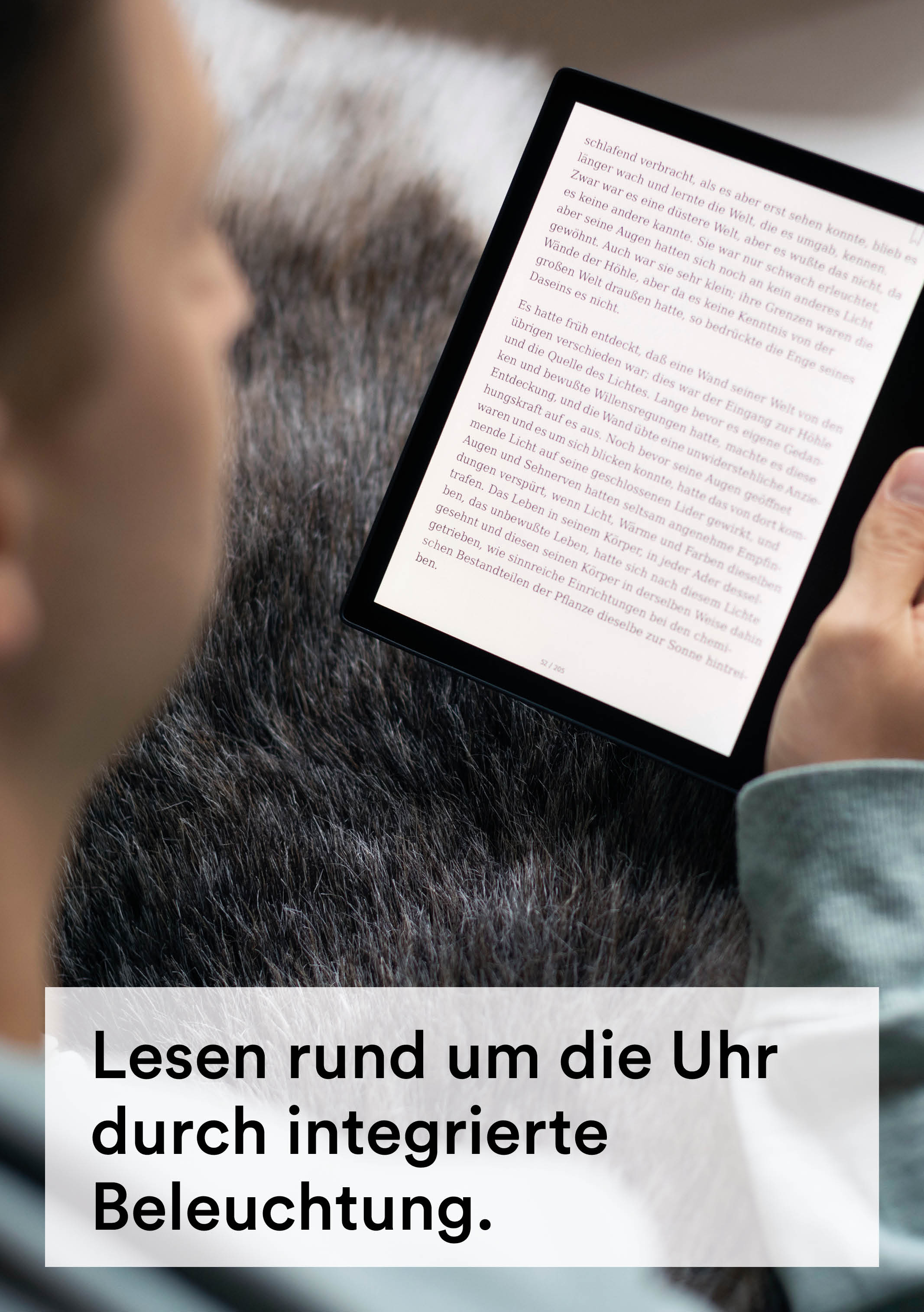 Tablet wyświetlający tekst o czytaniu z wbudowanym oświetleniem, na ciemnym tle.