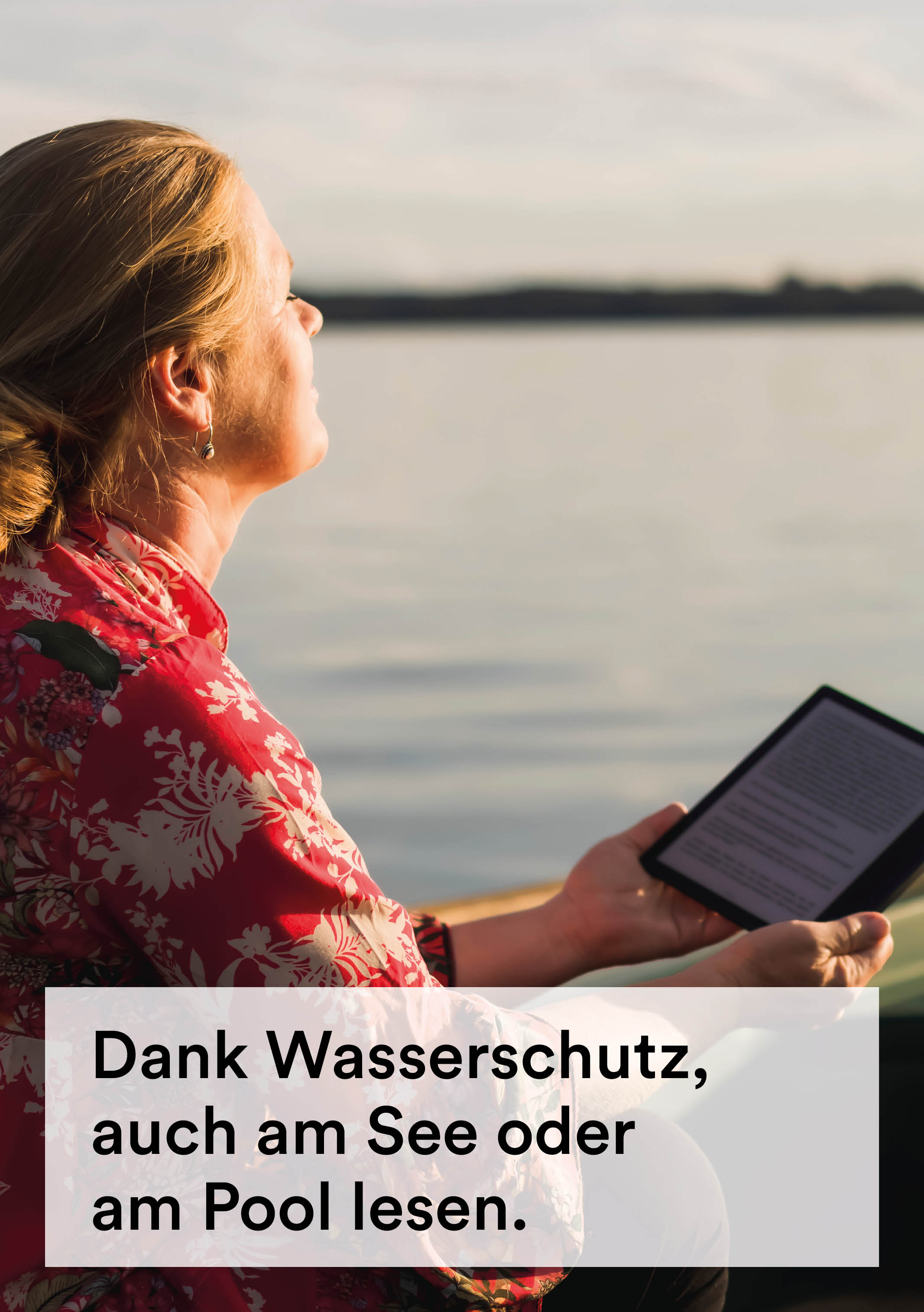 Kobieta patrząca na tablet nad jeziorem. Tekst: Dzięki ochronie przed wodą, czytaj nad jeziorem lub przy basenie.
