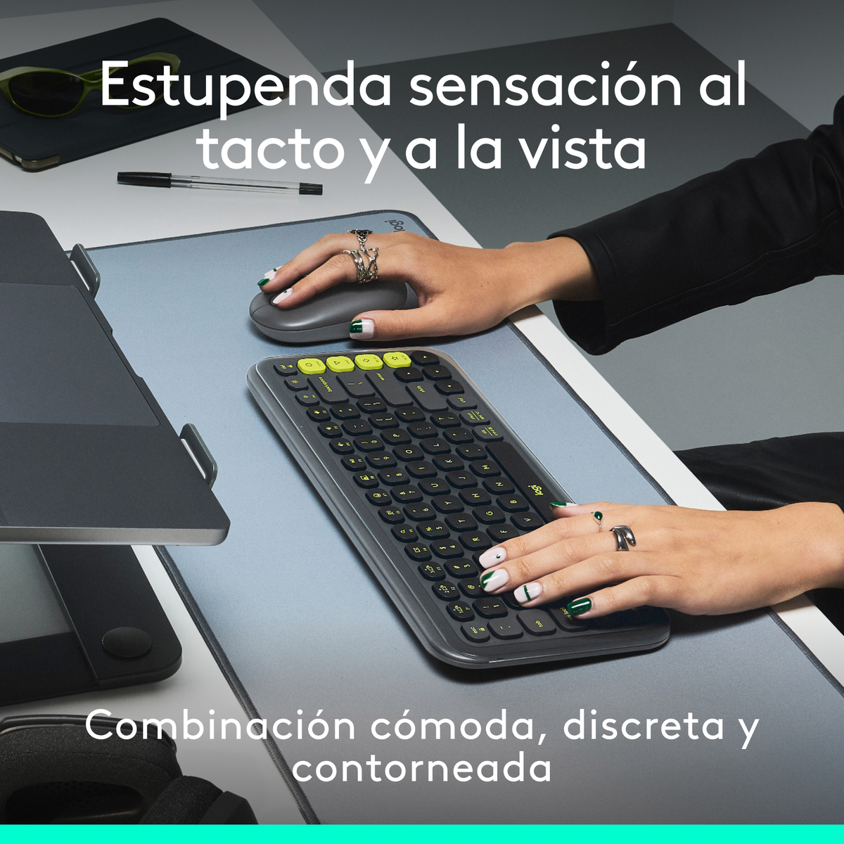 Osoba korzystająca z klawiatury i myszy na biurku z tekstem.