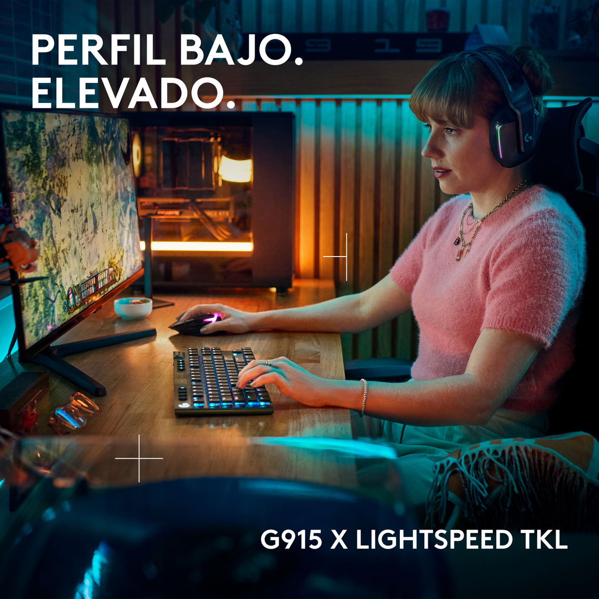 Donna con le cuffie che guarda un monitor. Tastiera e mouse su una scrivania. Testo: G915 X LIGHTSPEED TKL.