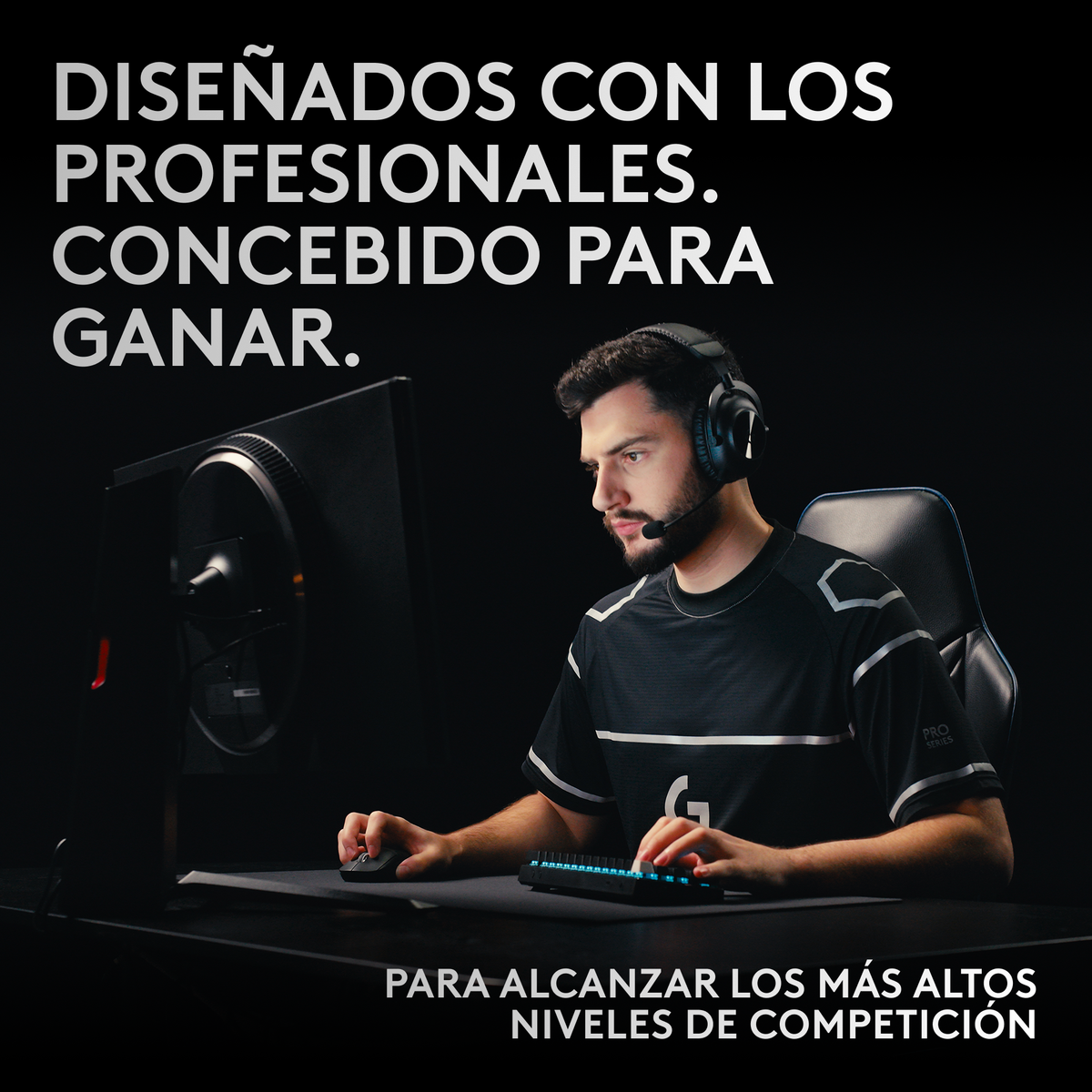 Gracz w zestawie słuchawkowym, używający klawiatury i myszy, grający. Tekst u góry.