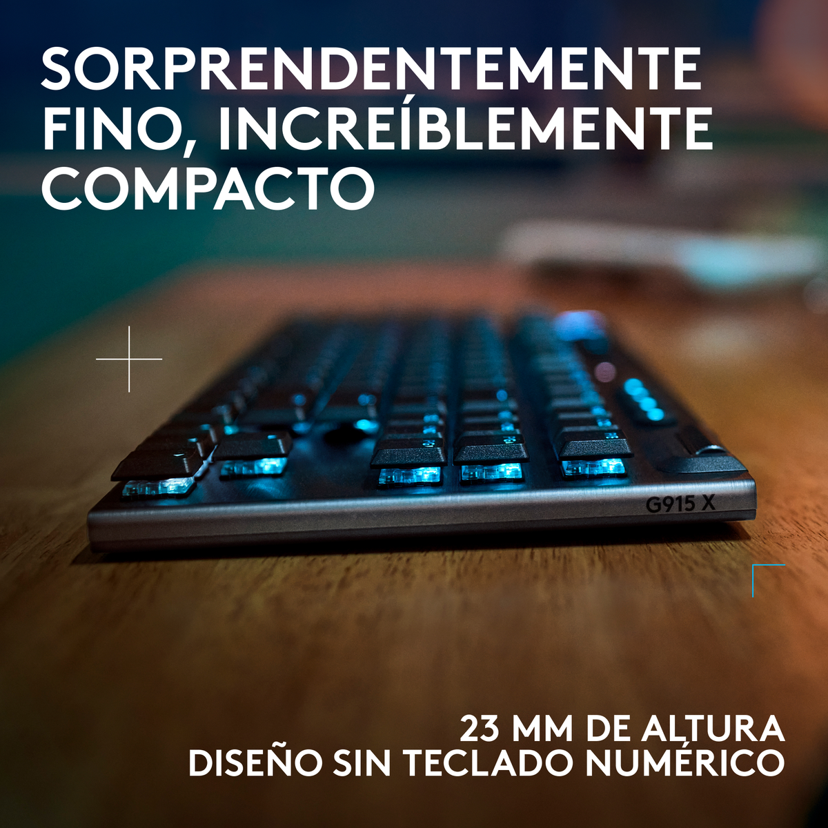 Tastiera con luci blu. Testo: Sorprendentemente sottile, incredibilmente compatta. Altezza 23mm.