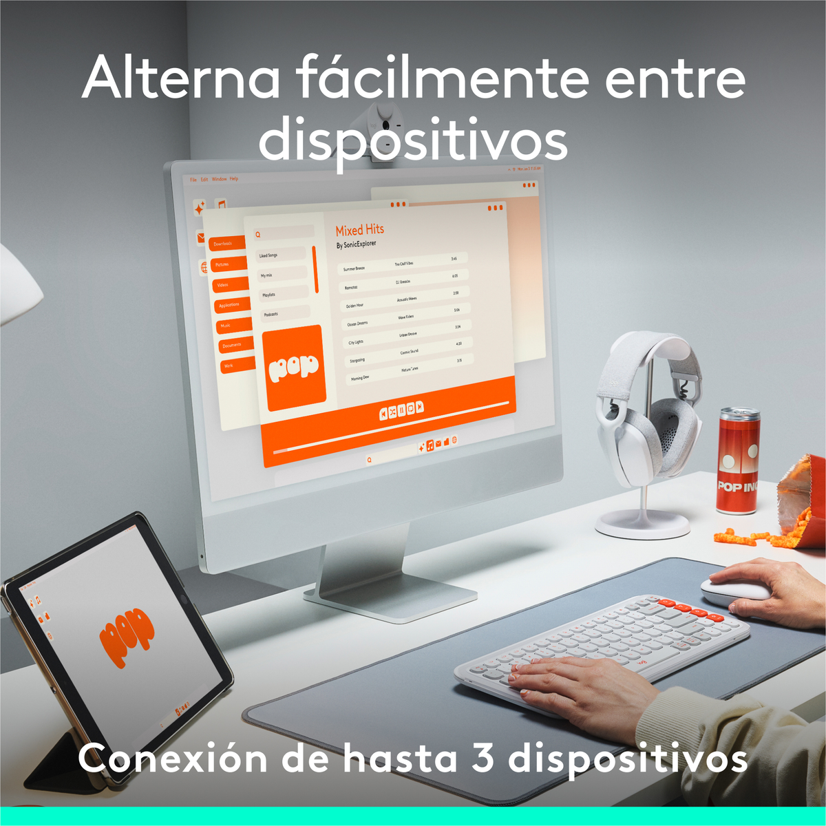 Configurazione scrivania con computer, tablet e cuffie, tutti collegati a un dispositivo.