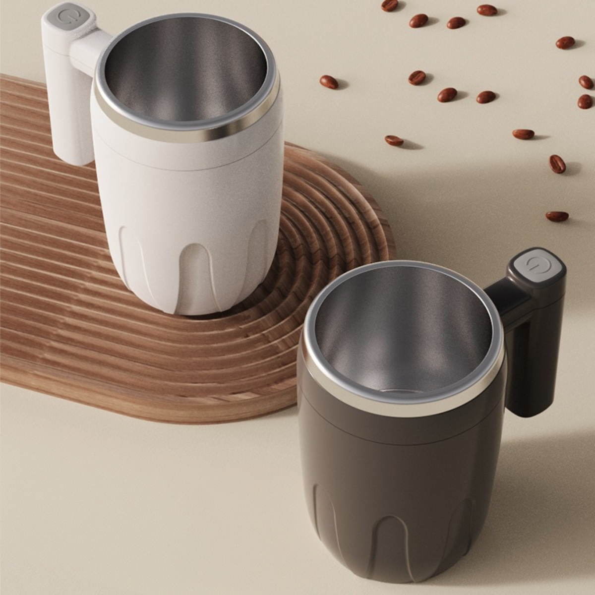 Zwei selbstverrührende Tassen. Eine weiß, eine braun, platziert auf einer Holzmaserung mit Kaffeebohnen.