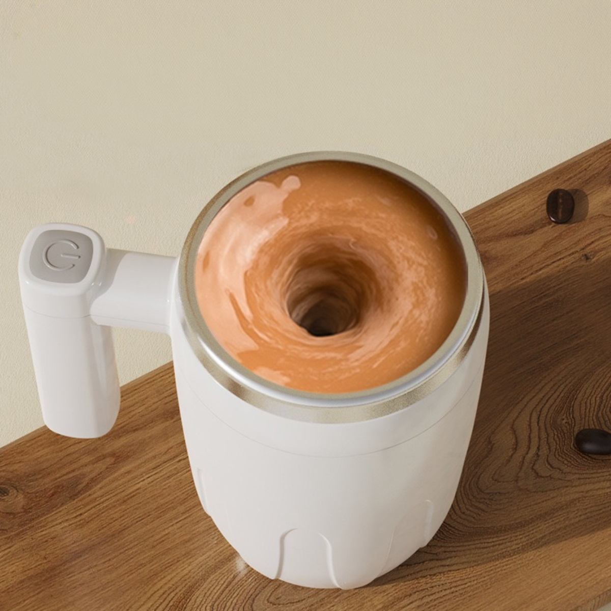 Eine weiße Tasse mit einem Kaffee-Wirbel in der Mitte, auf einer Holzoberfläche stehend.