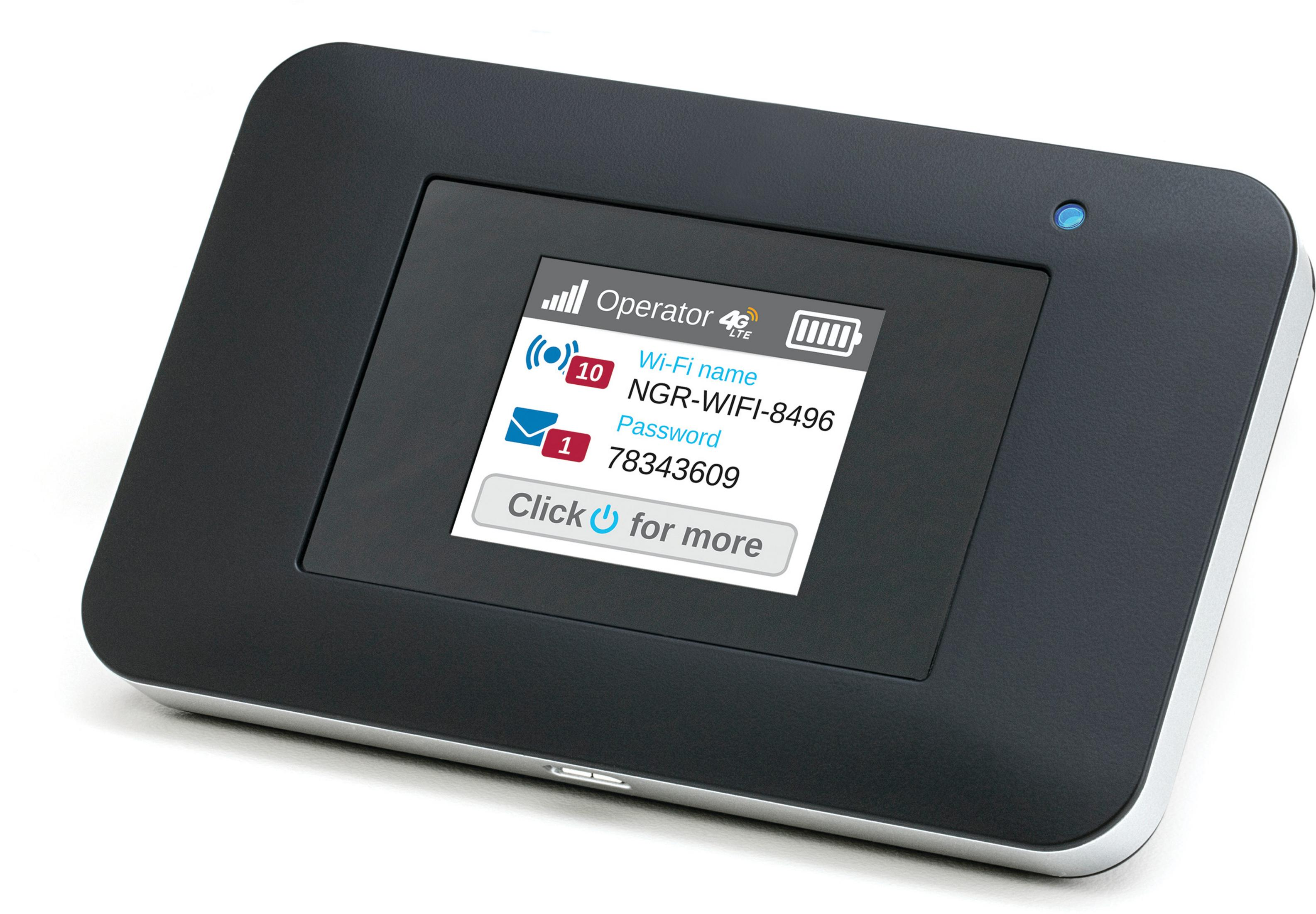 Un router WiFi nero con schermo che mostra informazioni di rete. Sfondo bianco.