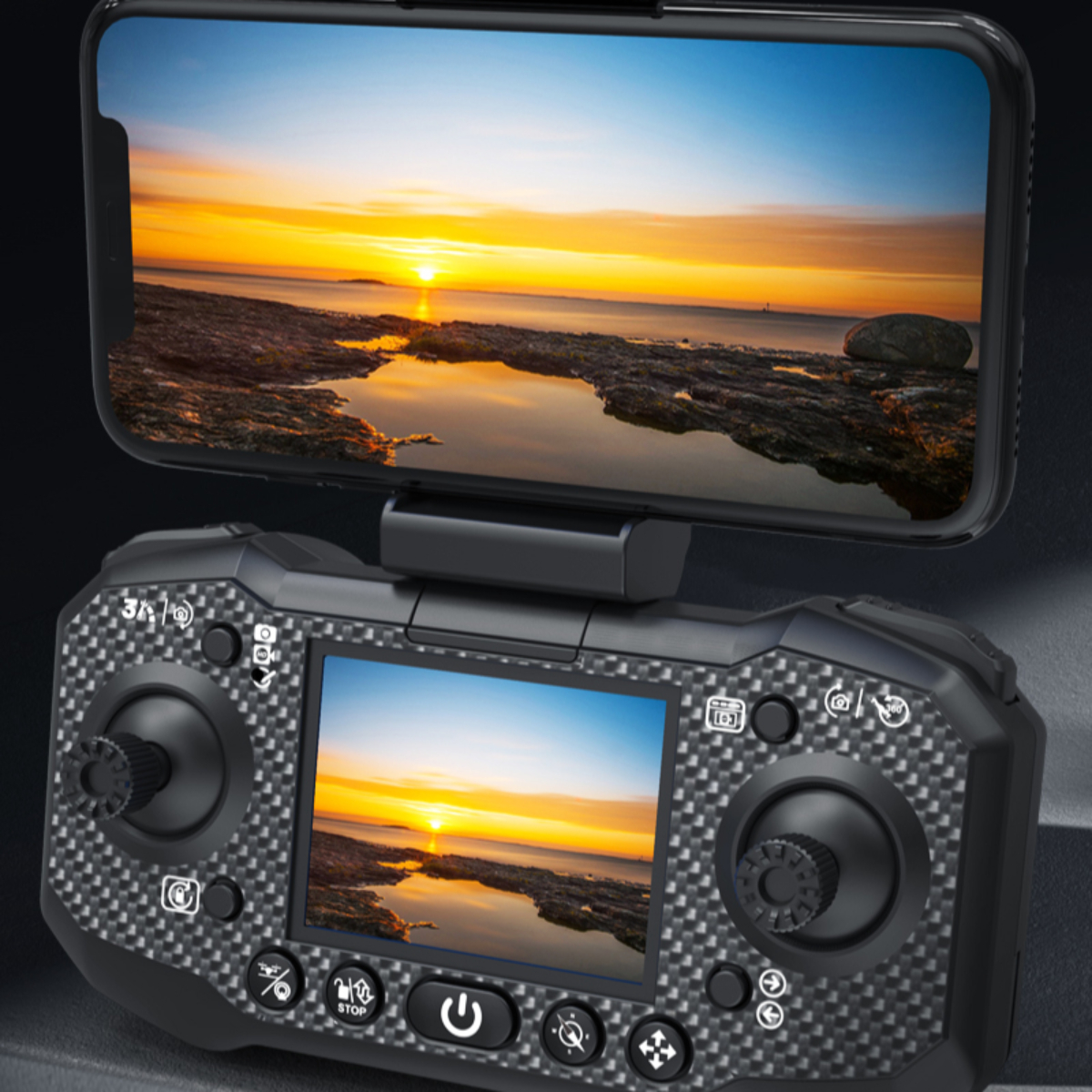 Drohnen-Controller mit Bildschirm, der Sonnenuntergang über Wasser zeigt, hält Telefon.