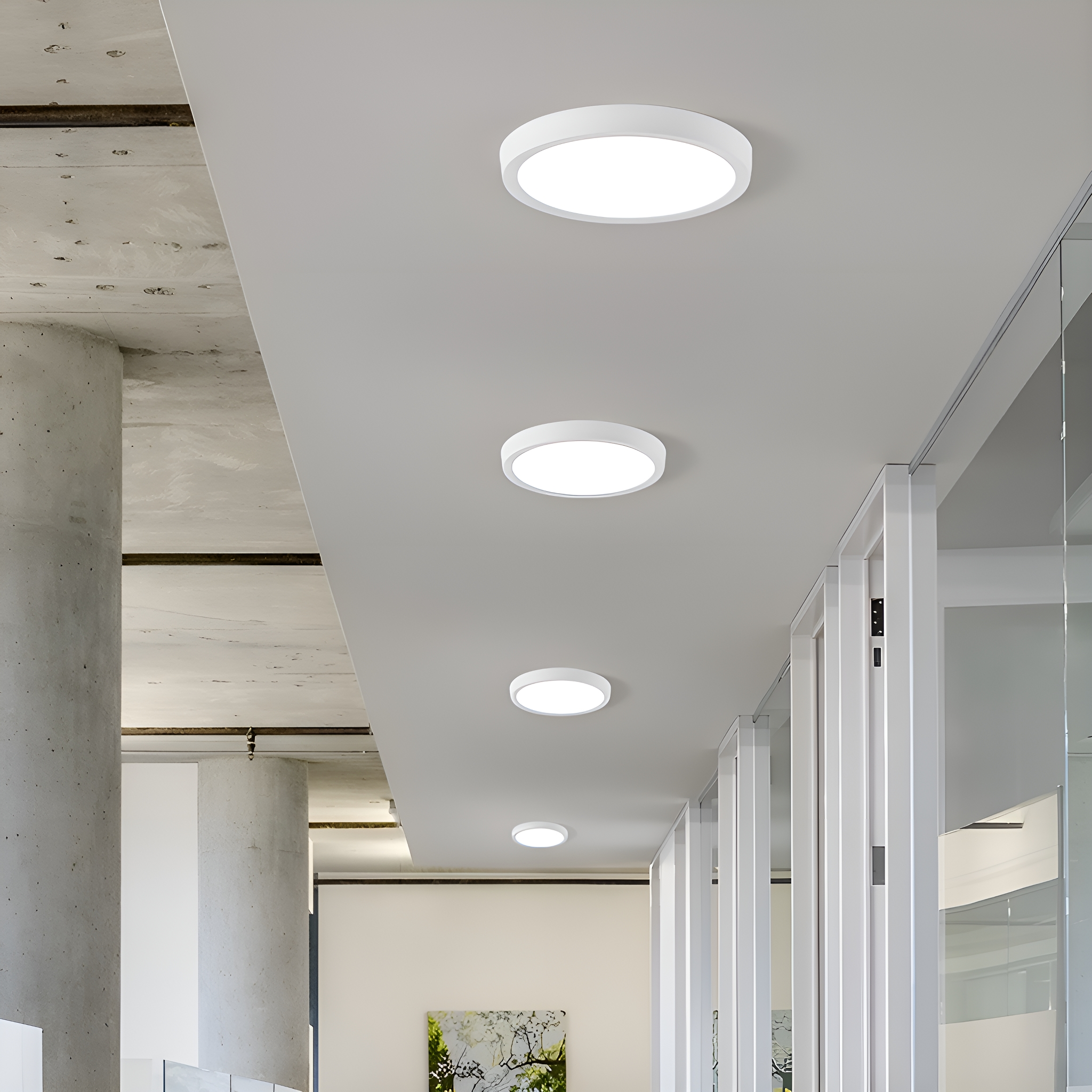 Deckenleuchten in einem Flur. Weiße, runde Lichter in einem Gebäude.