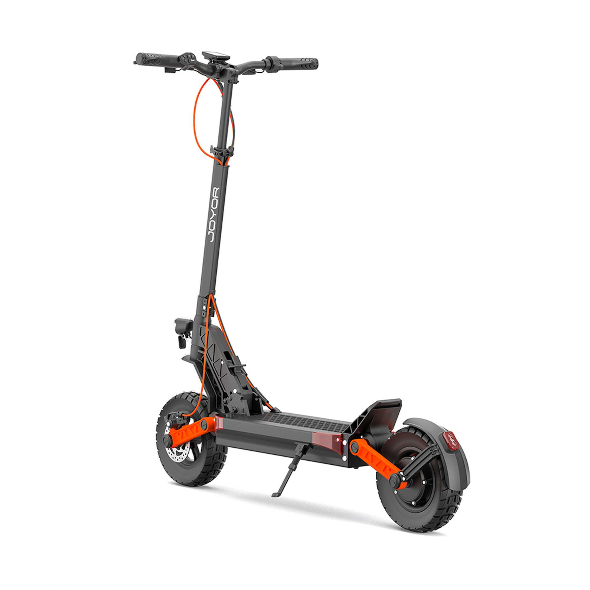 Ein Elektroroller, grau und orange, steht auf einer weißen Oberfläche. Der Roller ist nach vorne gerichtet.