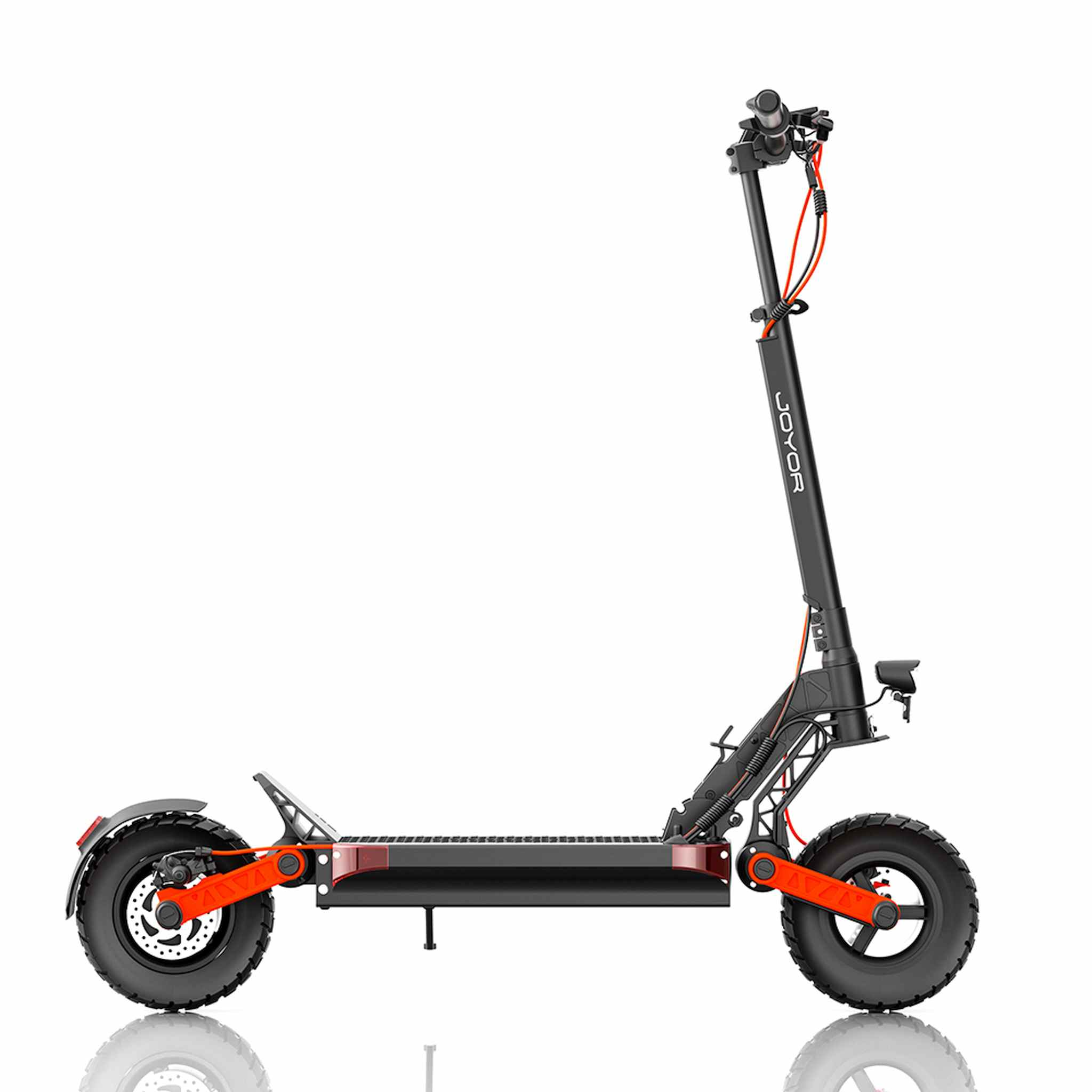 Schwarzer und orangefarbener Elektroroller auf weißem Hintergrund. Er hat große Räder und ein Faltdesign.