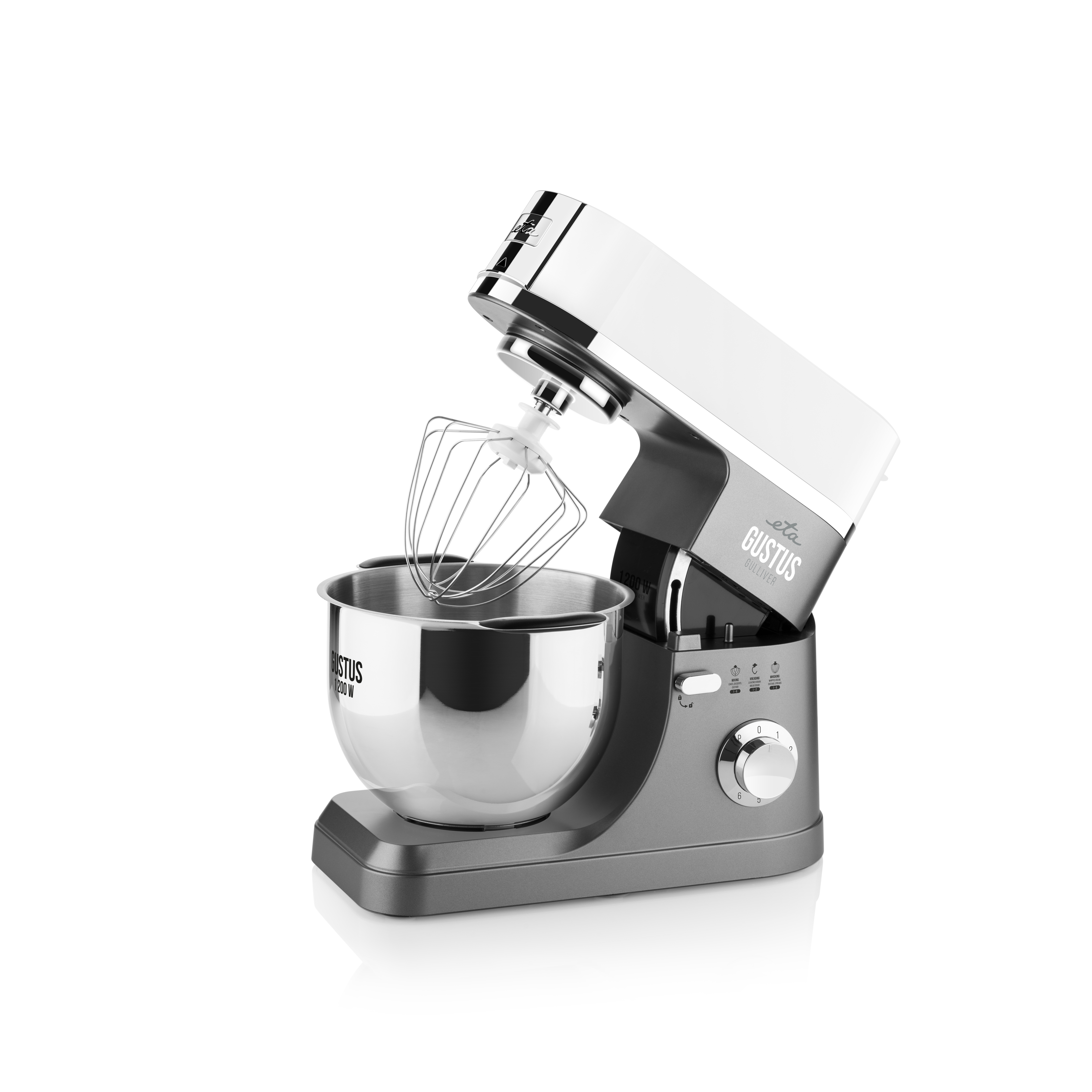 Un mixer da banco bianco e grigio con ciotola e frusta su una superficie bianca.