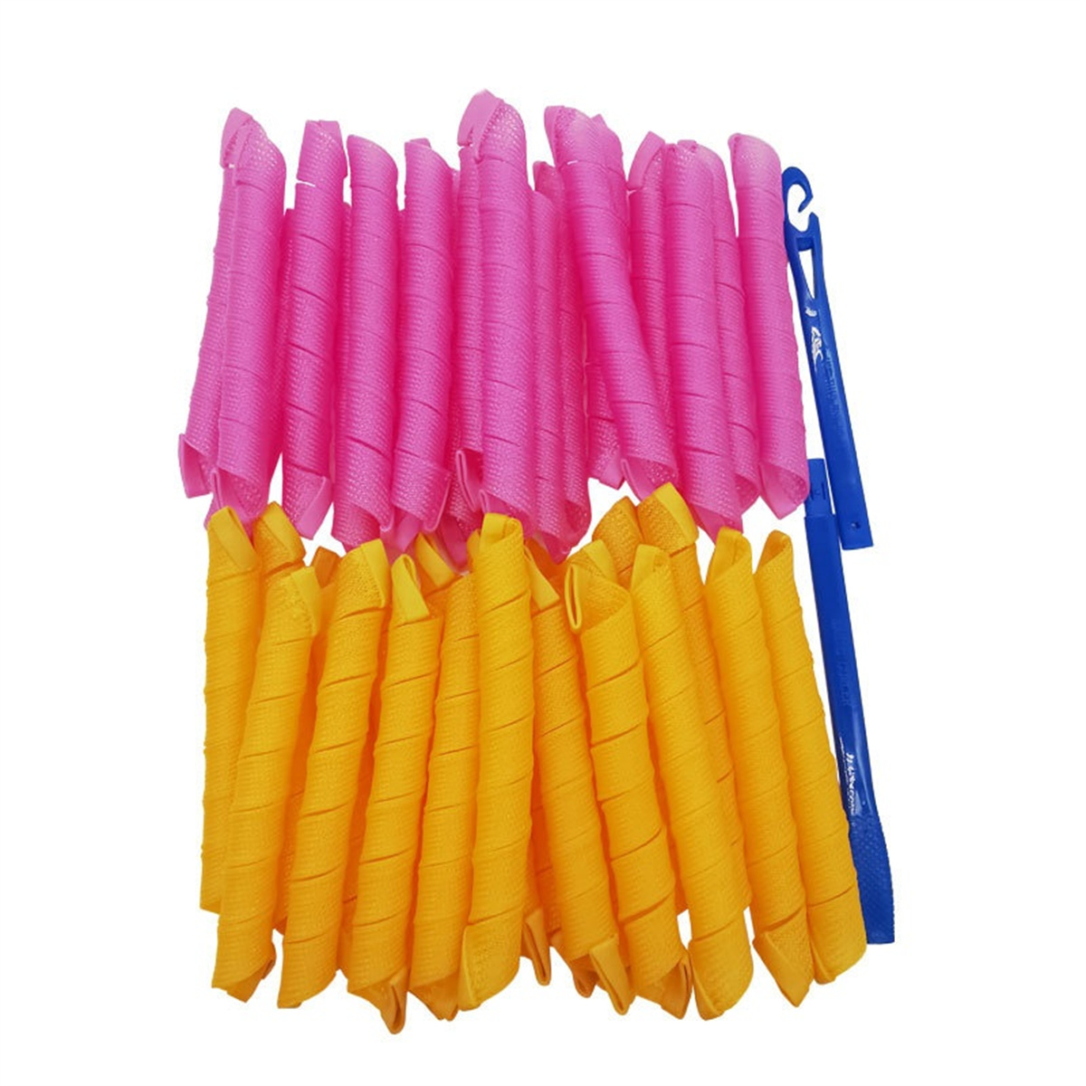 Pinke und gelbe Haarwickler mit einem blauen Werkzeug. Sie sind auf weißem Untergrund.